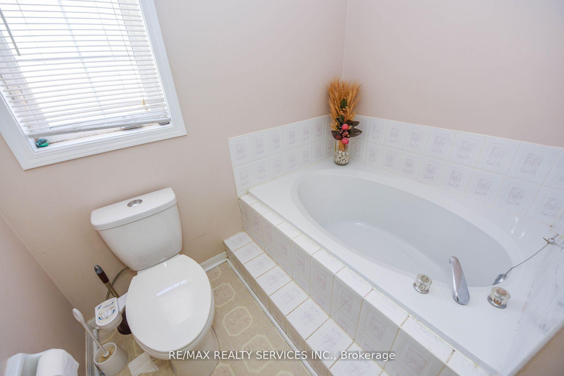 Photo 24 of Unit Upper, 172 Native Landing Crescent, Brampton, Fletcher's Creek Village — HOMEH