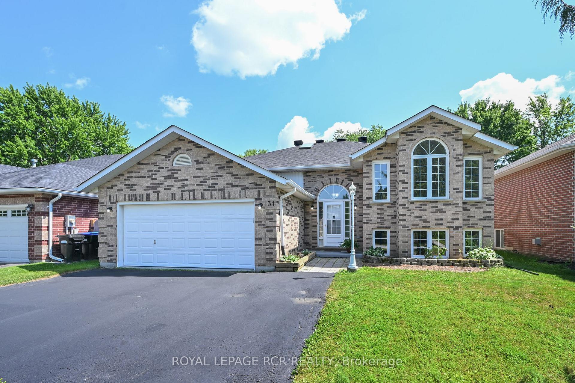 Photo 2 of 31 English Drive, New Tecumseth, Beeton — HOMEH