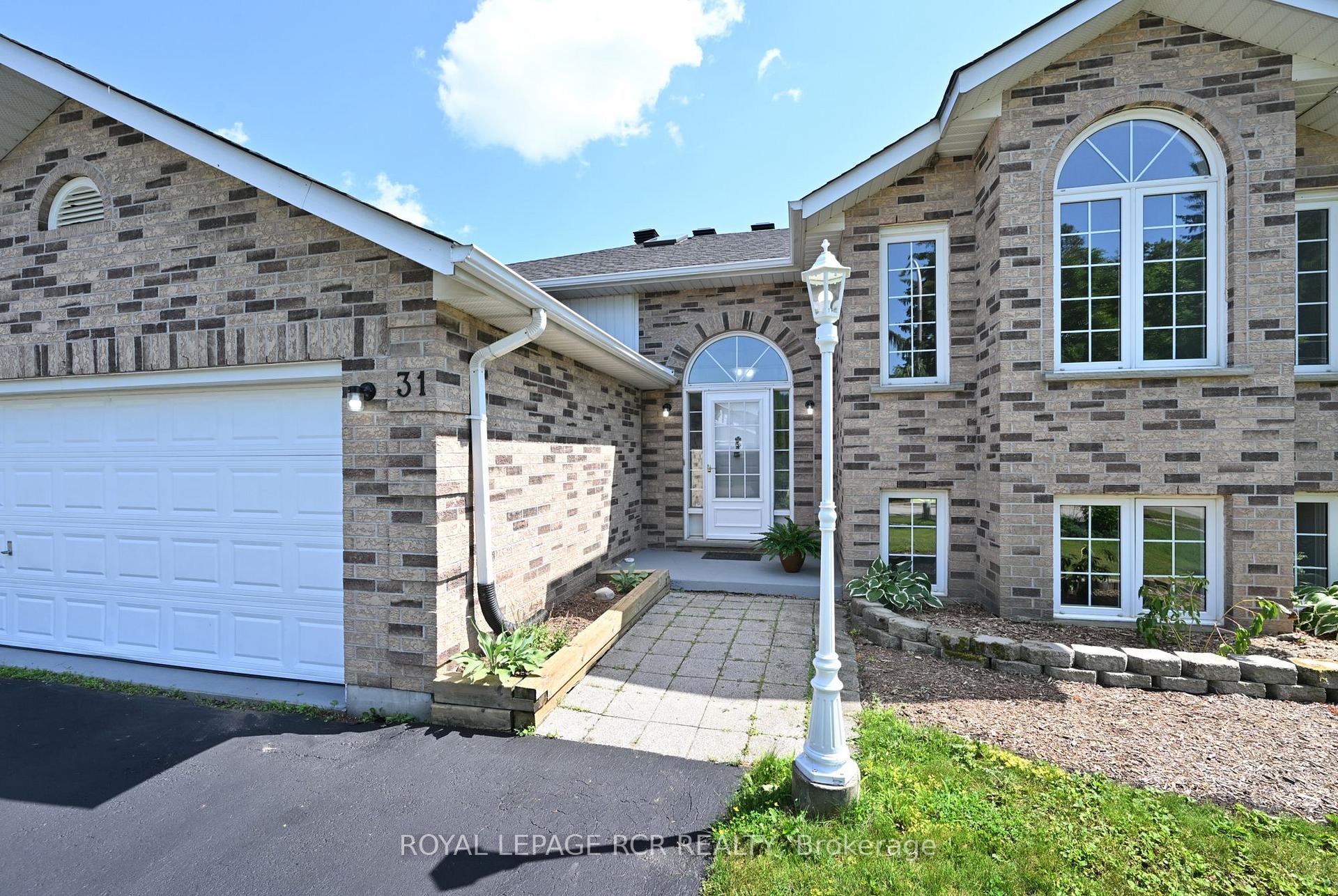 Photo 3 of 31 English Drive, New Tecumseth, Beeton — HOMEH