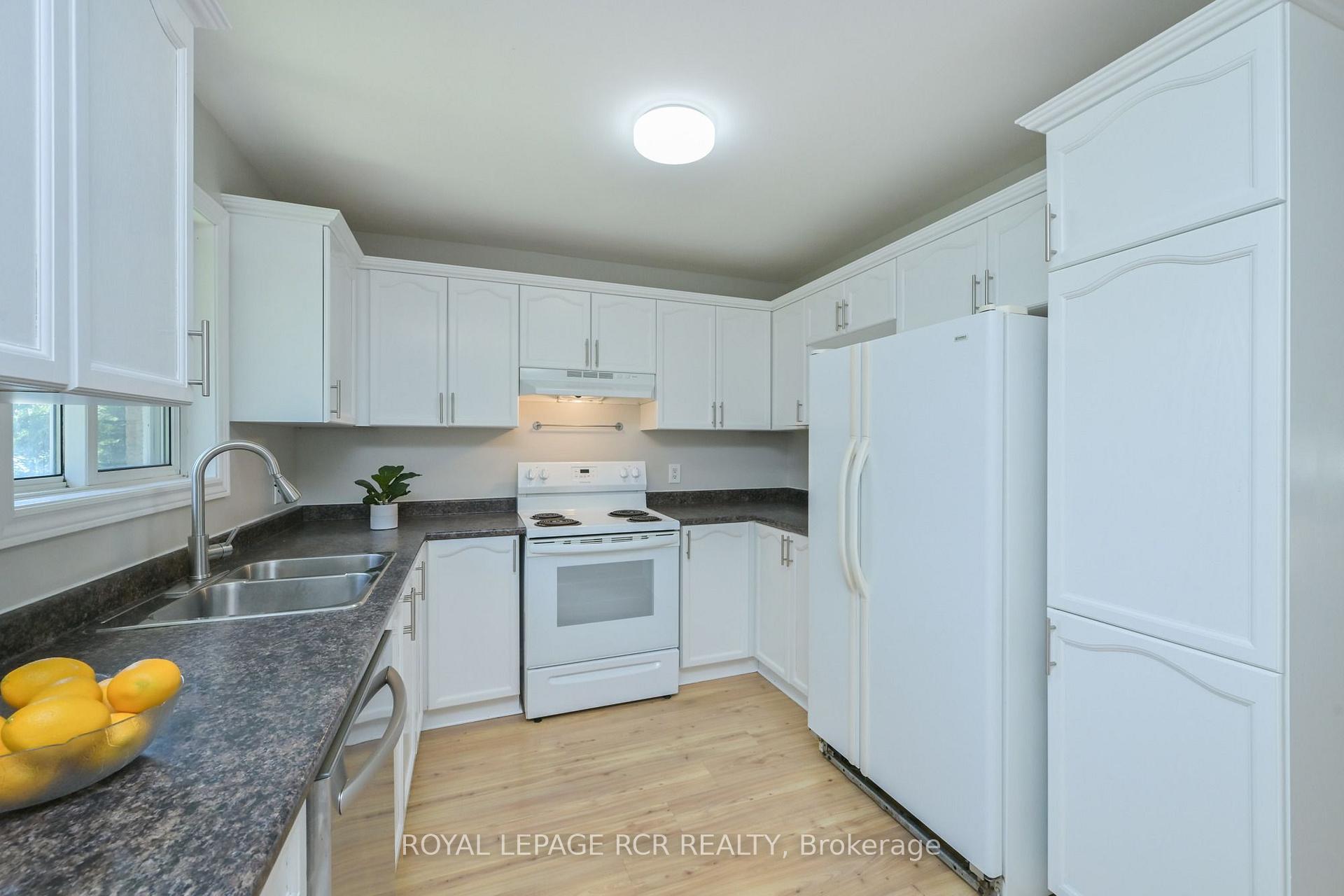 Photo 9 of 31 English Drive, New Tecumseth, Beeton — HOMEH