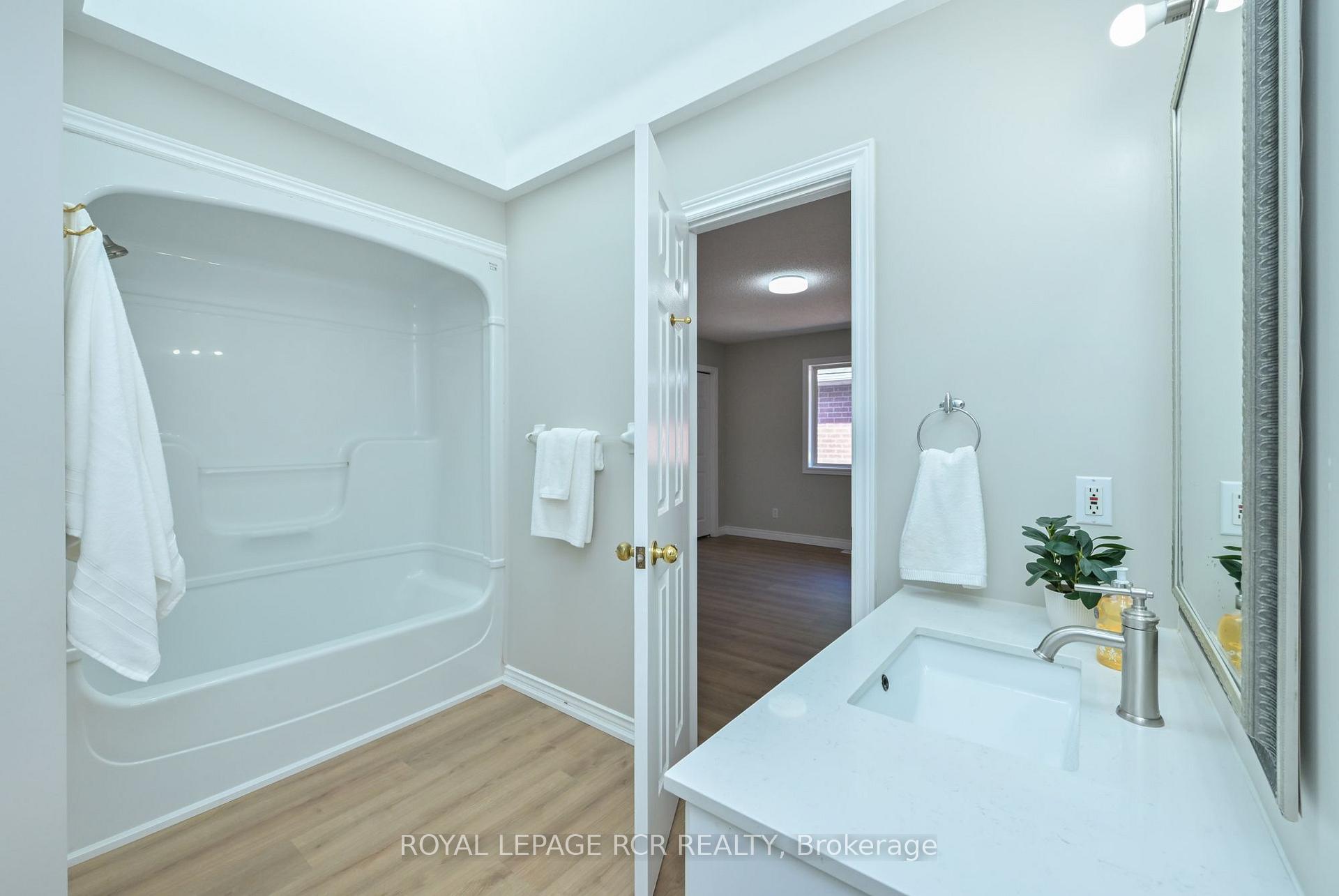 Photo 17 of 31 English Drive, New Tecumseth, Beeton — HOMEH
