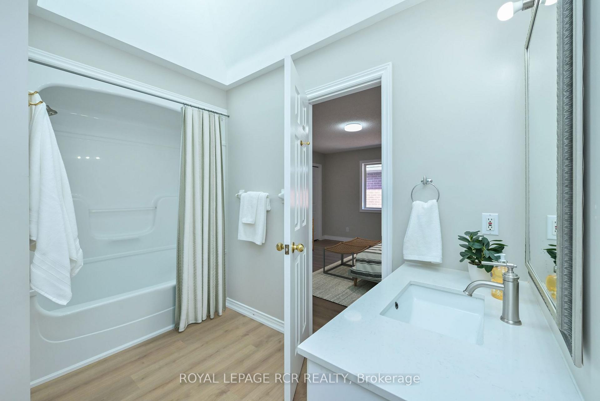 Photo 18 of 31 English Drive, New Tecumseth, Beeton — HOMEH