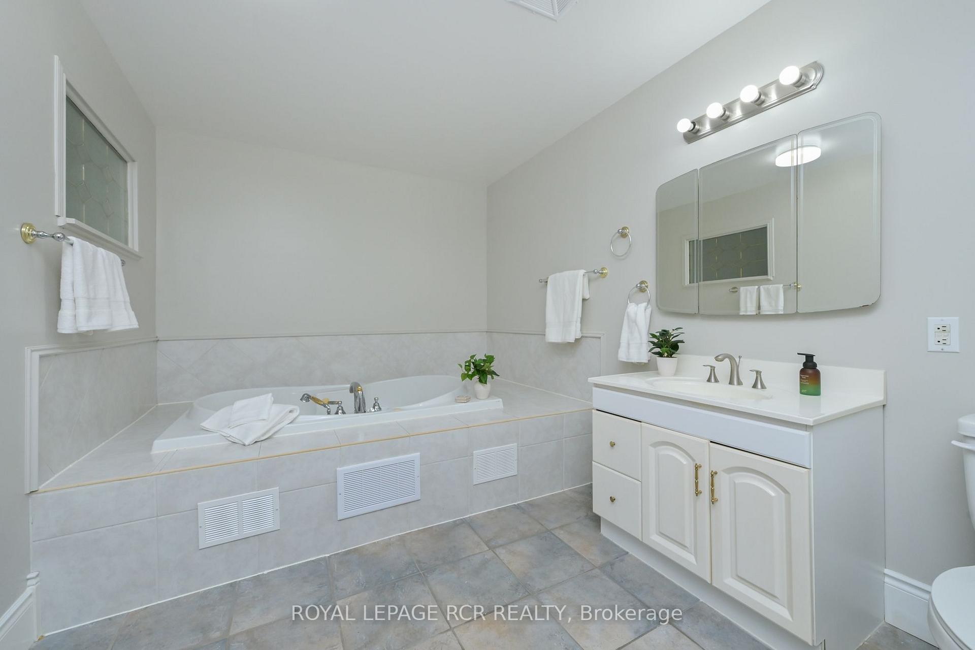 Photo 30 of 31 English Drive, New Tecumseth, Beeton — HOMEH