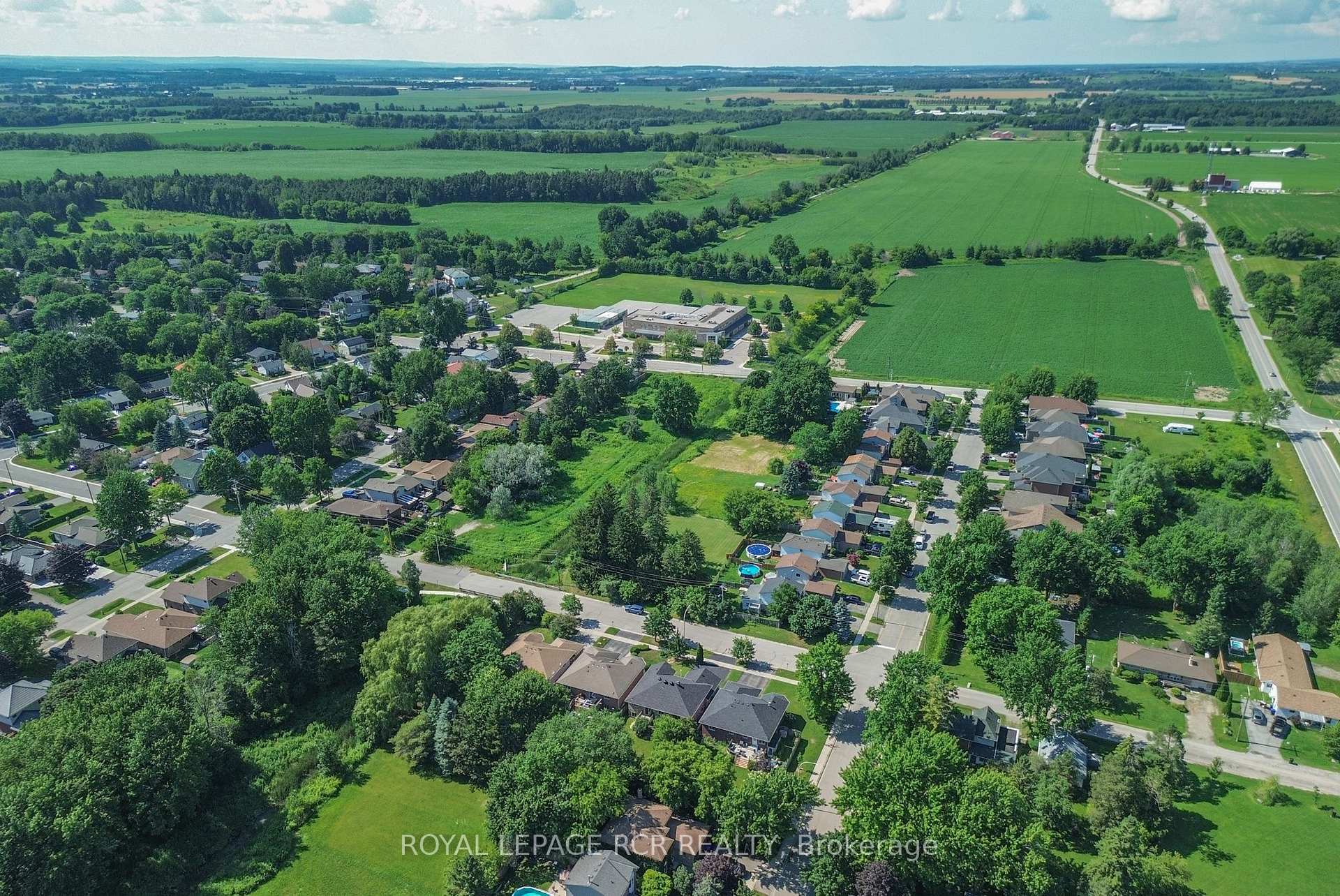 Photo 49 of 31 English Drive, New Tecumseth, Beeton — HOMEH