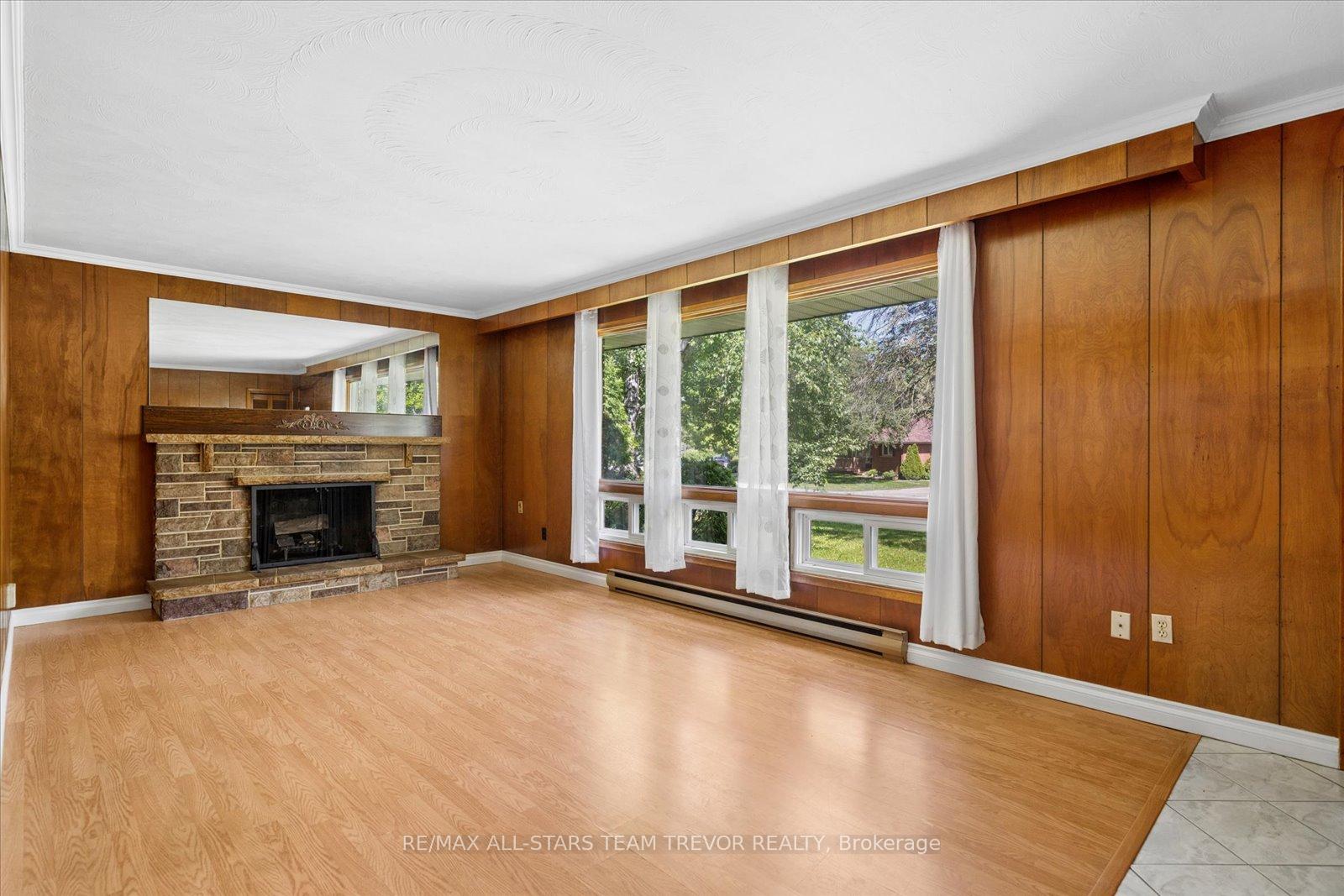 Photo 3 of 18 Garrett Drive, Georgina, Sutton & Jackson's Point — HOMEH