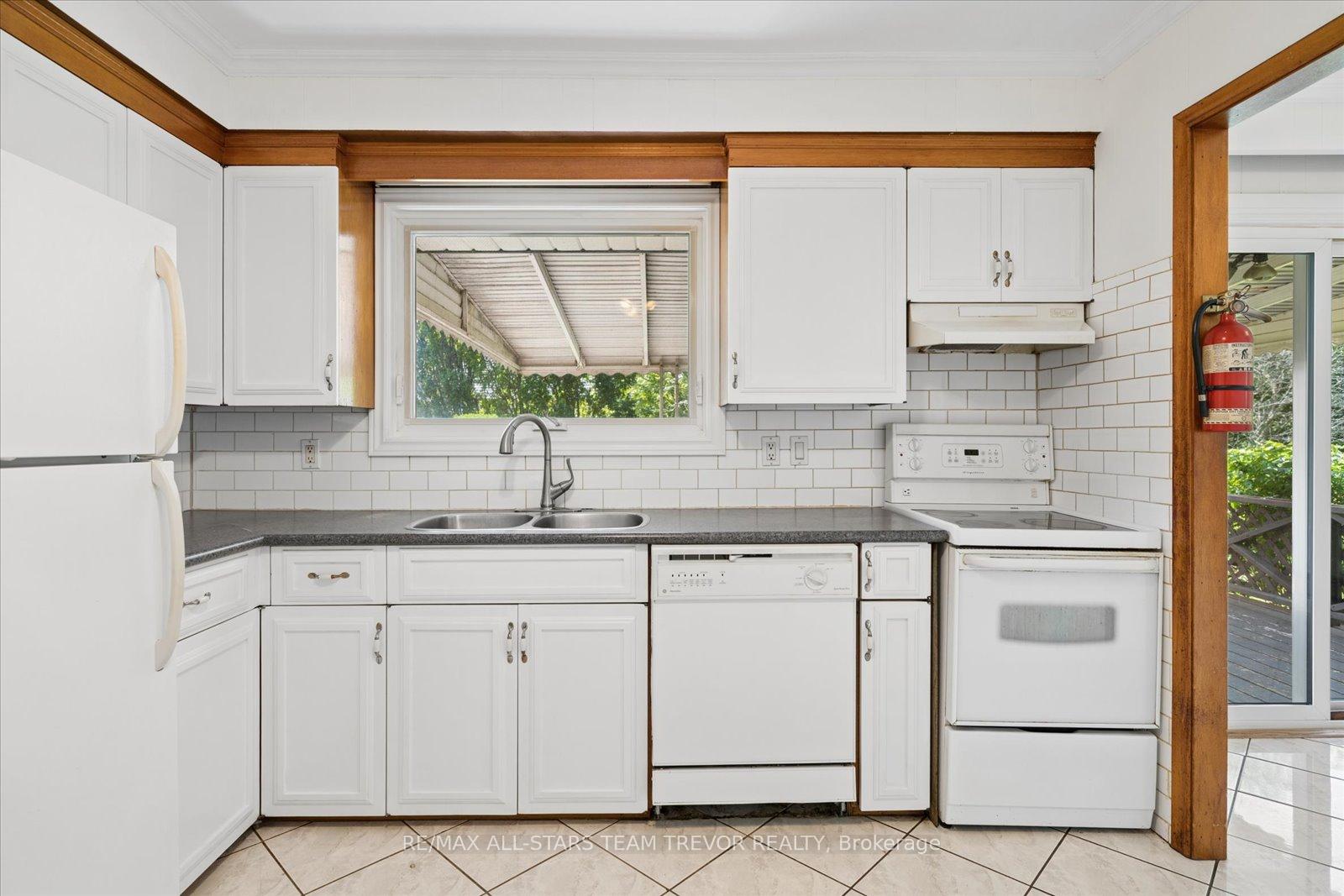 Photo 7 of 18 Garrett Drive, Georgina, Sutton & Jackson's Point — HOMEH