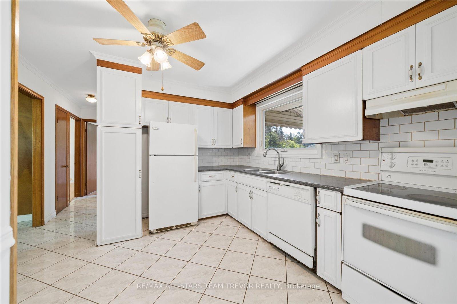 Photo 8 of 18 Garrett Drive, Georgina, Sutton & Jackson's Point — HOMEH