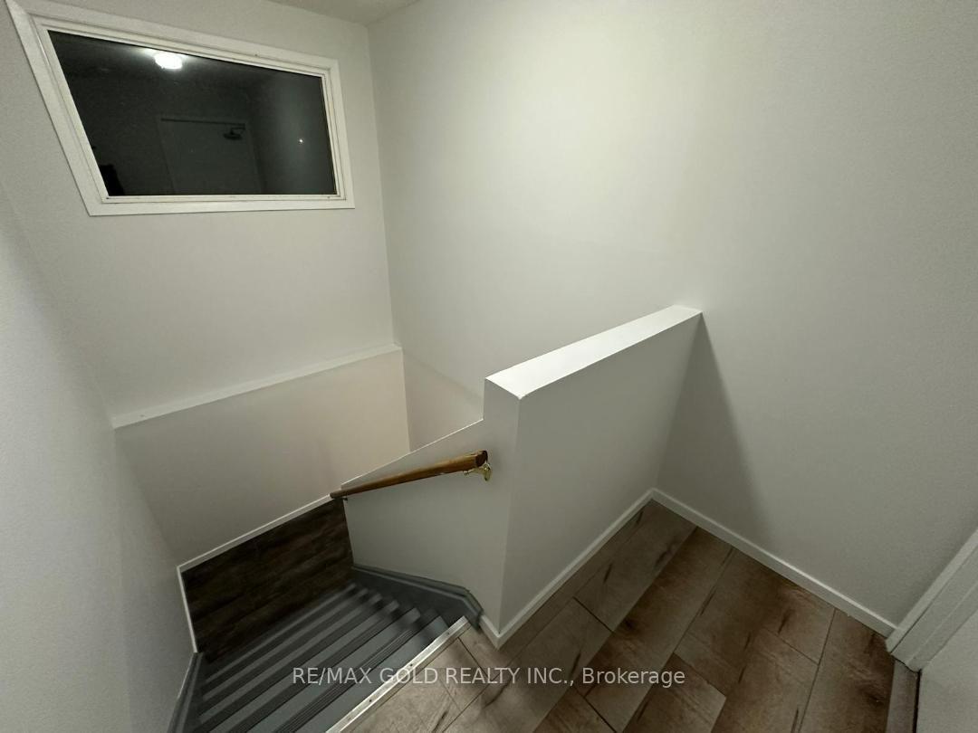Photo 10 of Unit unit 2 ( Middle ), 515 Stone Street, Oshawa, Lakeview — HOMEH