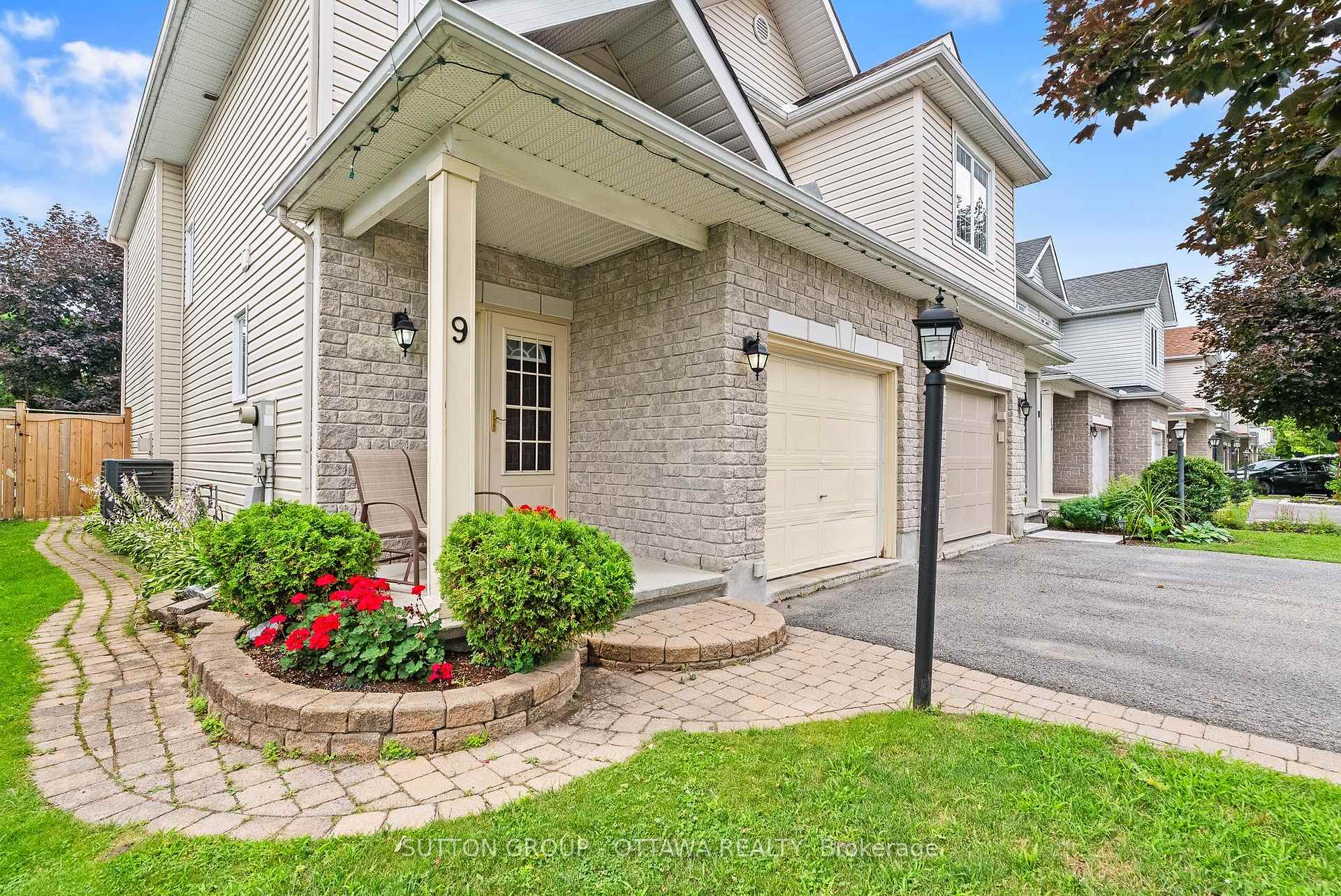 Photo 2 of 9 Alameda Way, Ottawa, Barrhaven - Longfields — HOMEH