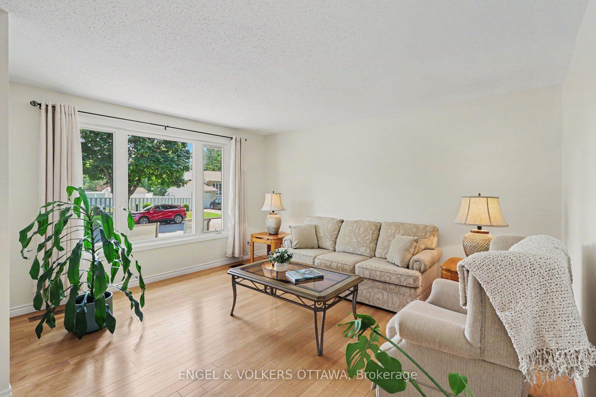Photo 4 of 1331 Alloway Crescent, Ottawa, Carson Meadows — HOMEH