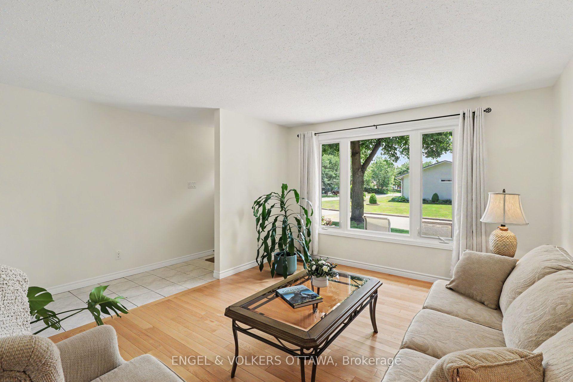 Photo 5 of 1331 Alloway Crescent, Ottawa, Carson Meadows — HOMEH