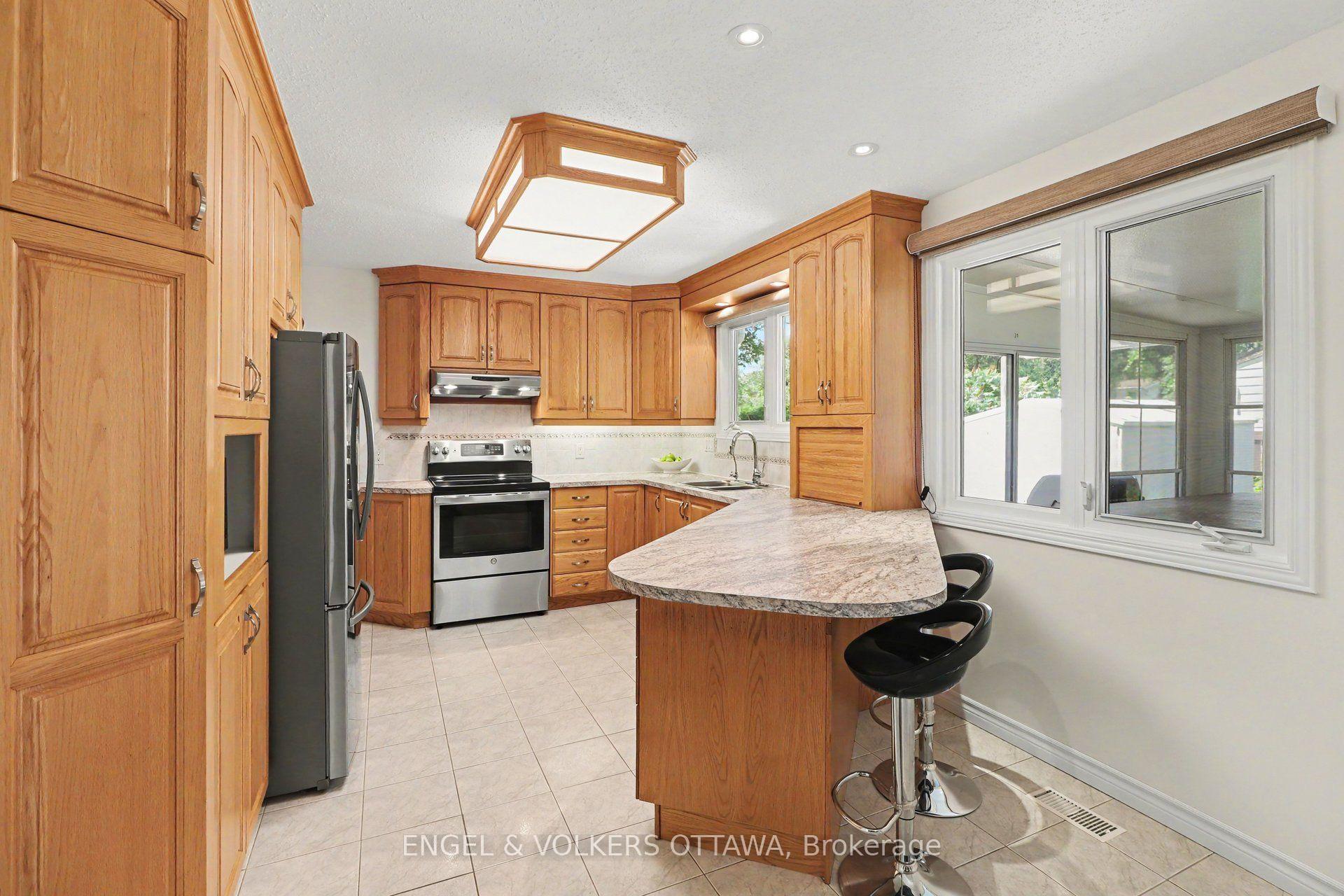 Photo 6 of 1331 Alloway Crescent, Ottawa, Carson Meadows — HOMEH