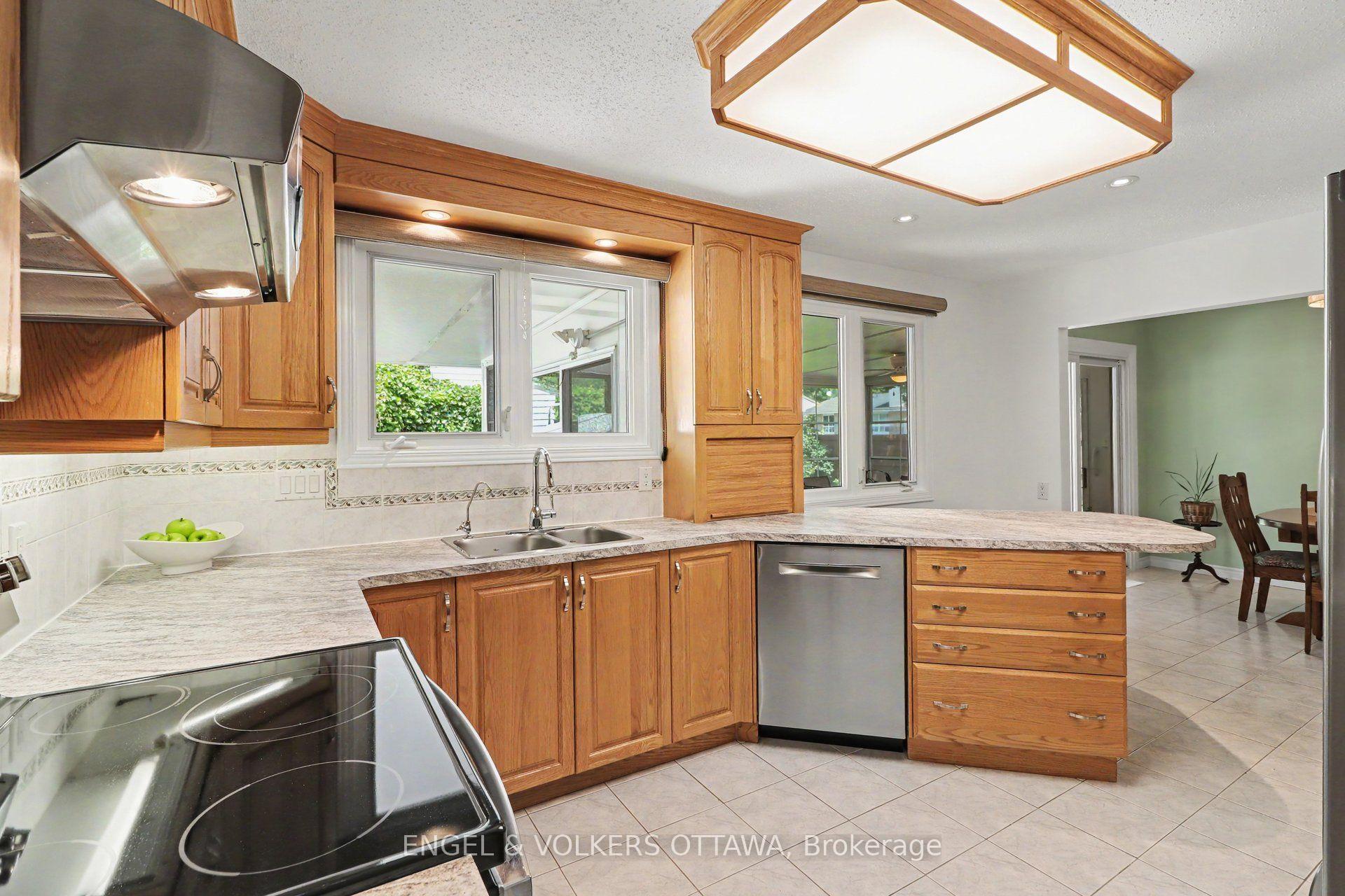 Photo 8 of 1331 Alloway Crescent, Ottawa, Carson Meadows — HOMEH