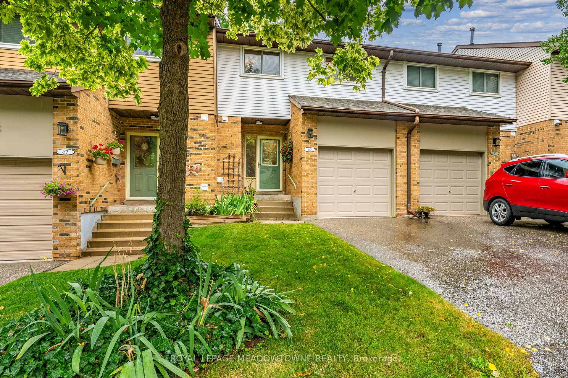 Photo 2 of 69 Lynden Circle, Halton Hills, Georgetown — HOMEH