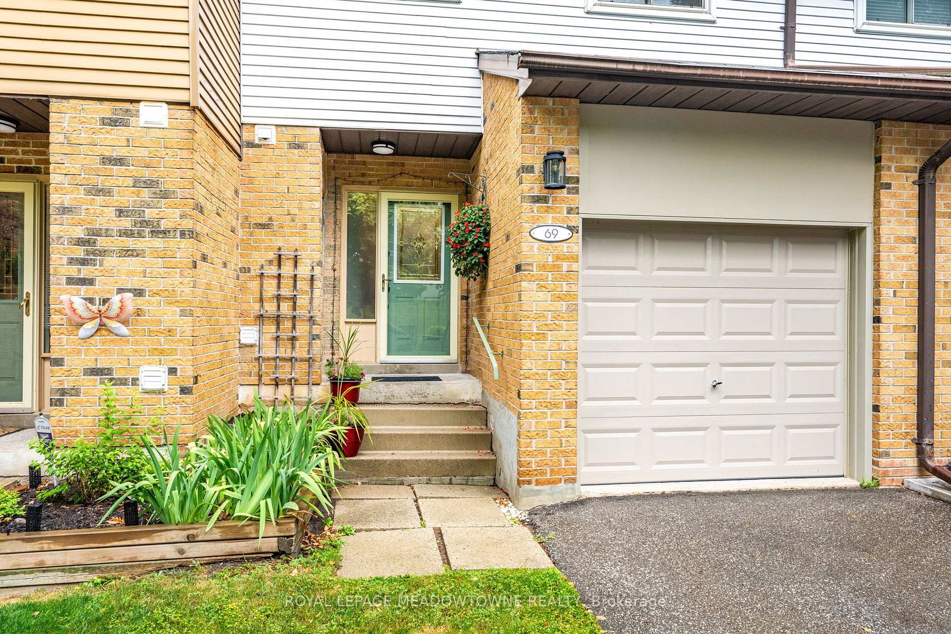 Photo 3 of 69 Lynden Circle, Halton Hills, Georgetown — HOMEH