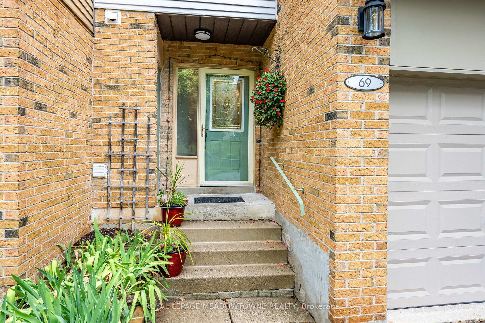 Photo 4 of 69 Lynden Circle, Halton Hills, Georgetown — HOMEH
