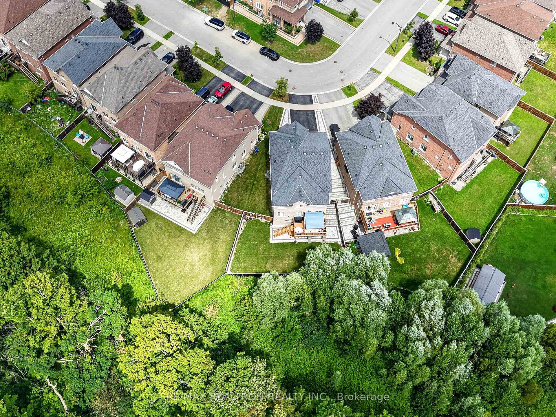 Photo 6 of 225 South Ocean Drive, Oshawa, Windfields — HOMEH