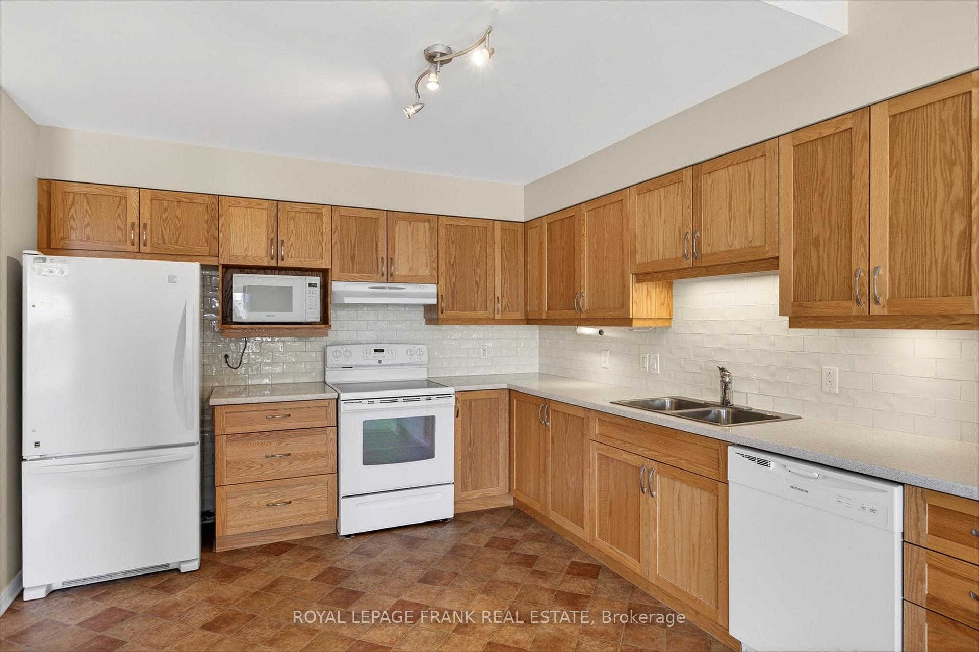 Photo 7 of Unit Bldg C #310, 1099 Clonsilla Avenue, Peterborough, Otonabee Ward 1 — HOMEH