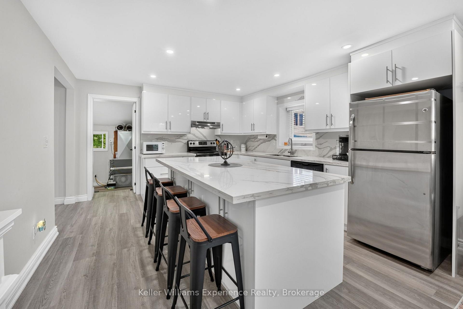Photo 2 of 680 Ontario Street, Midland — HOMEH