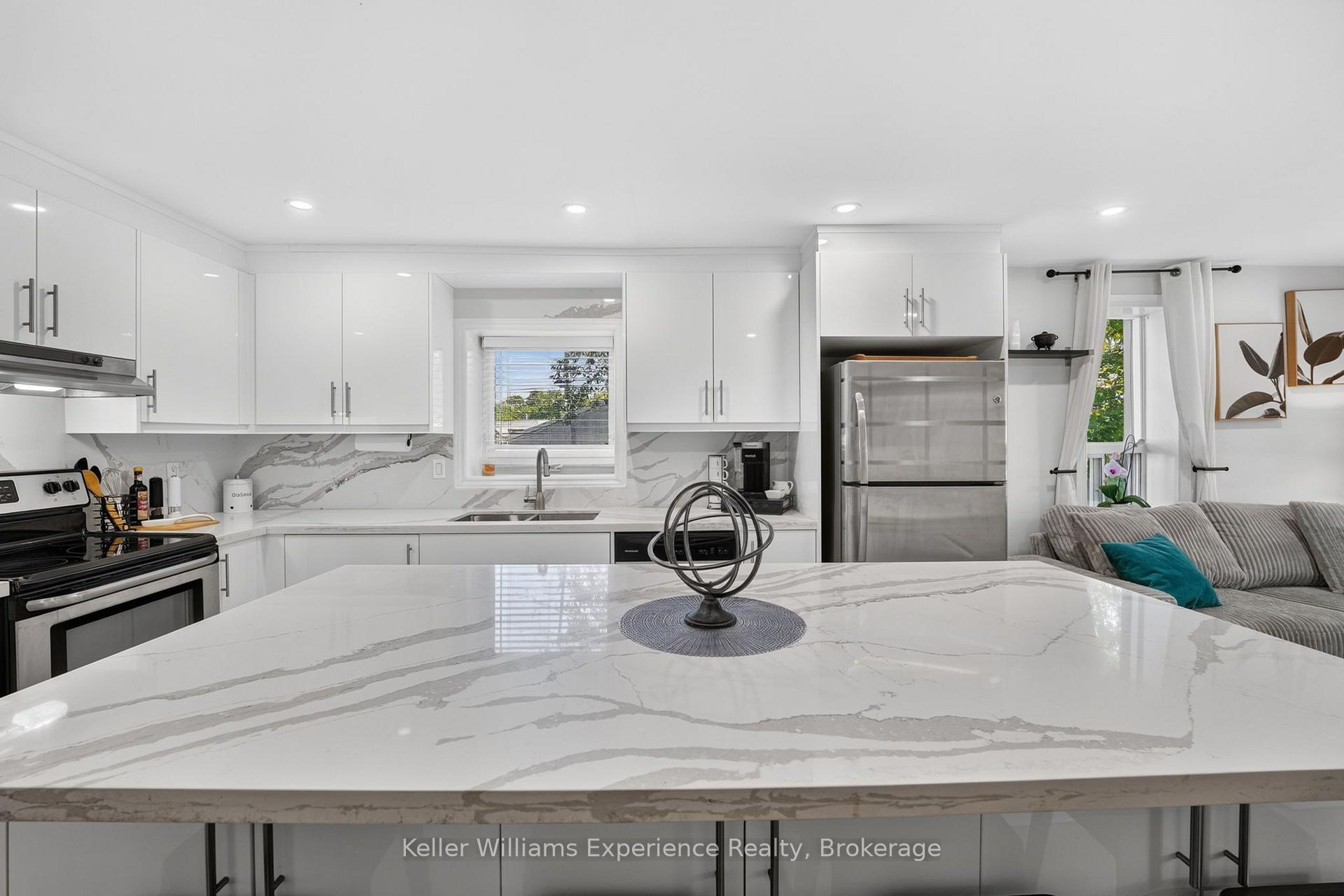 Photo 8 of 680 Ontario Street, Midland — HOMEH