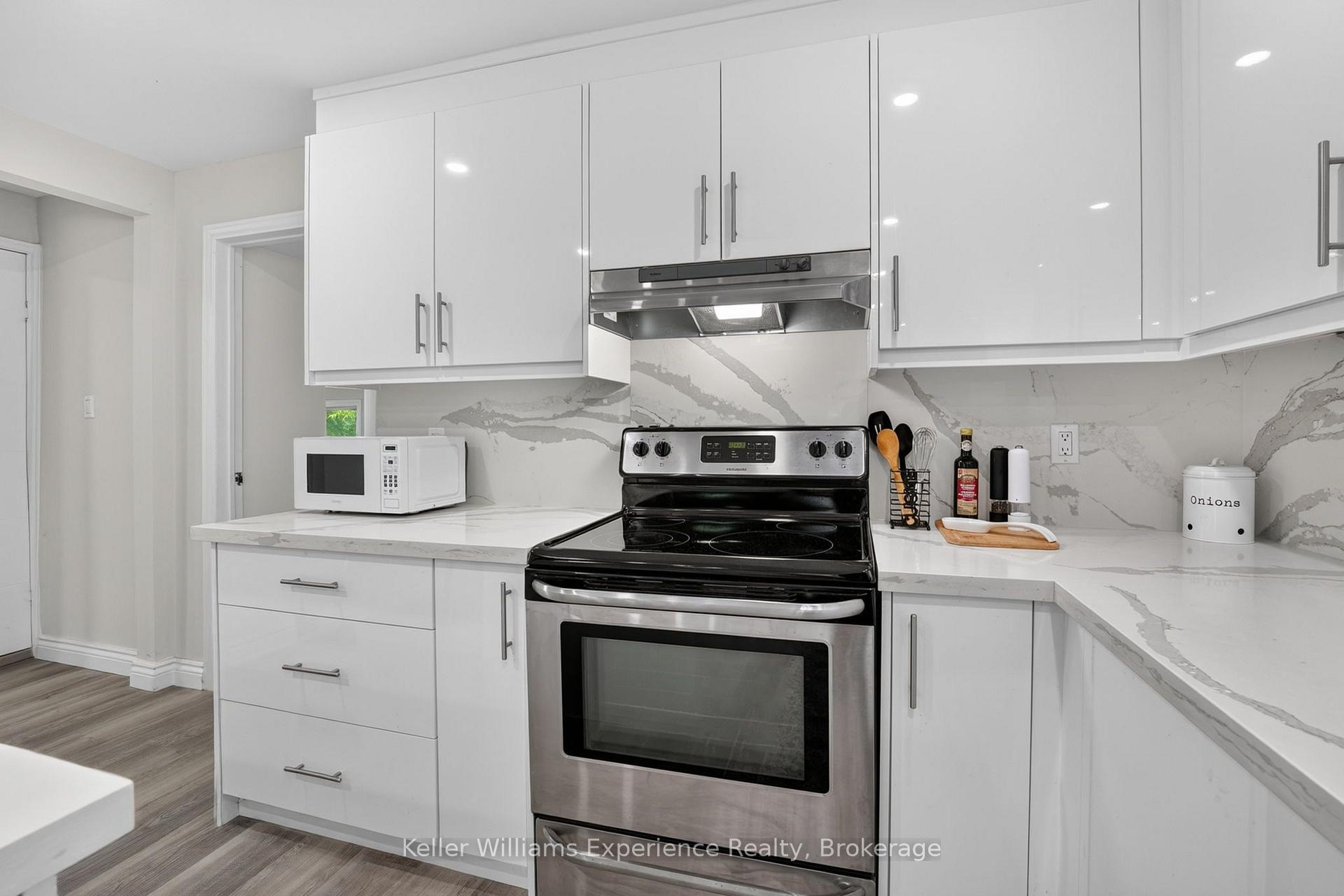 Photo 9 of 680 Ontario Street, Midland — HOMEH