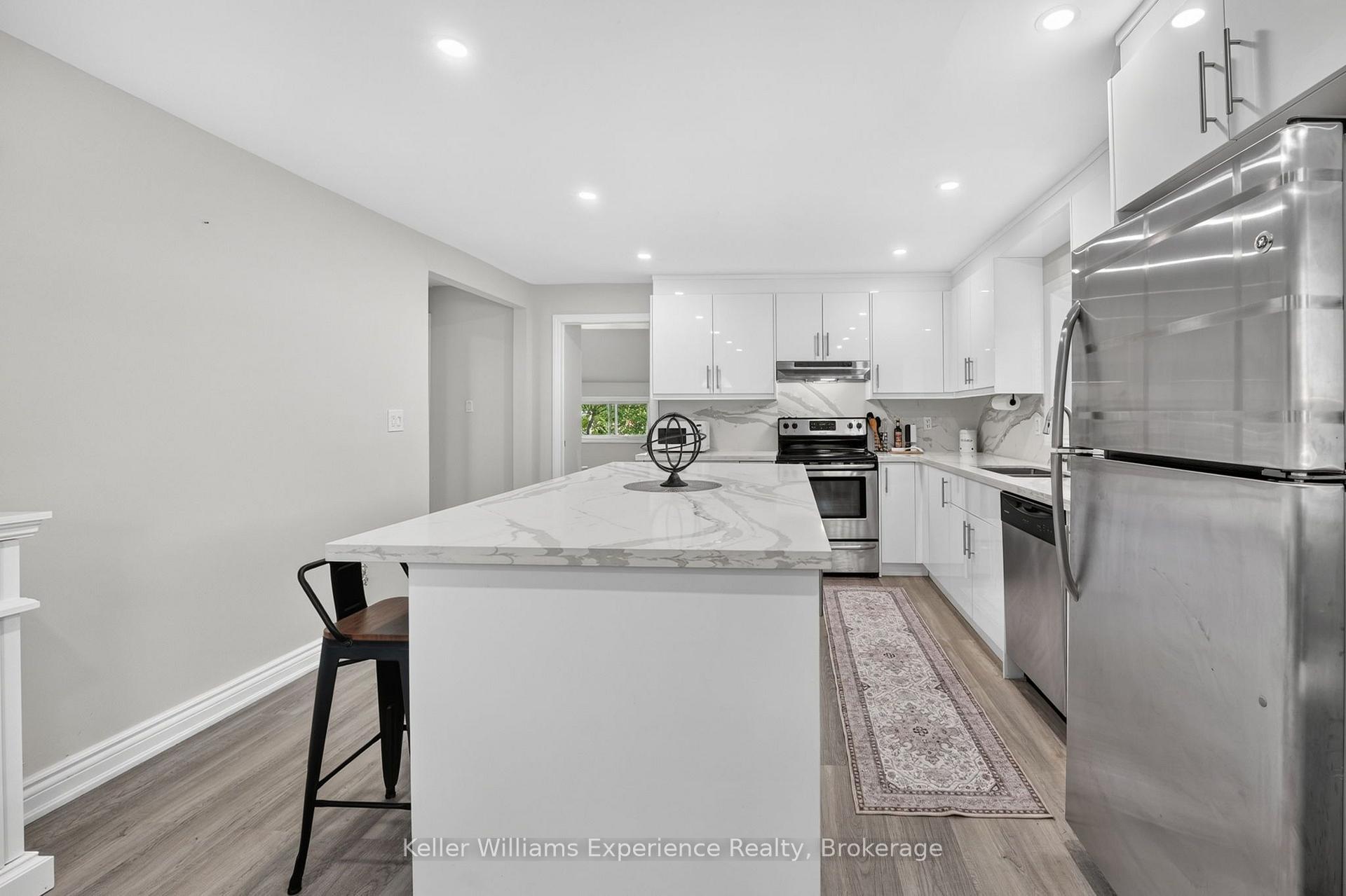 Photo 10 of 680 Ontario Street, Midland — HOMEH
