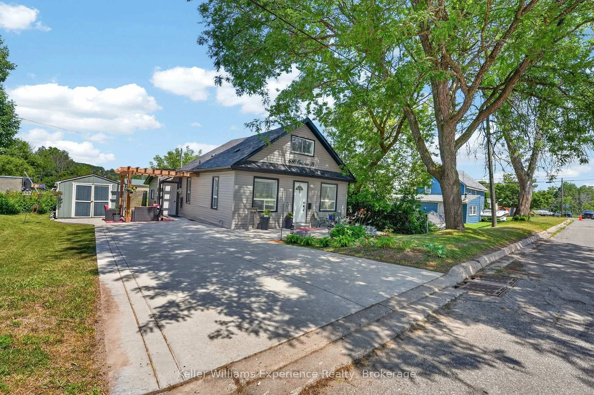 Photo 4 of 680 Ontario Street, Midland — HOMEH
