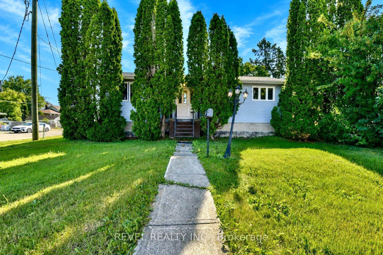 Front of 344 Spruce Street N