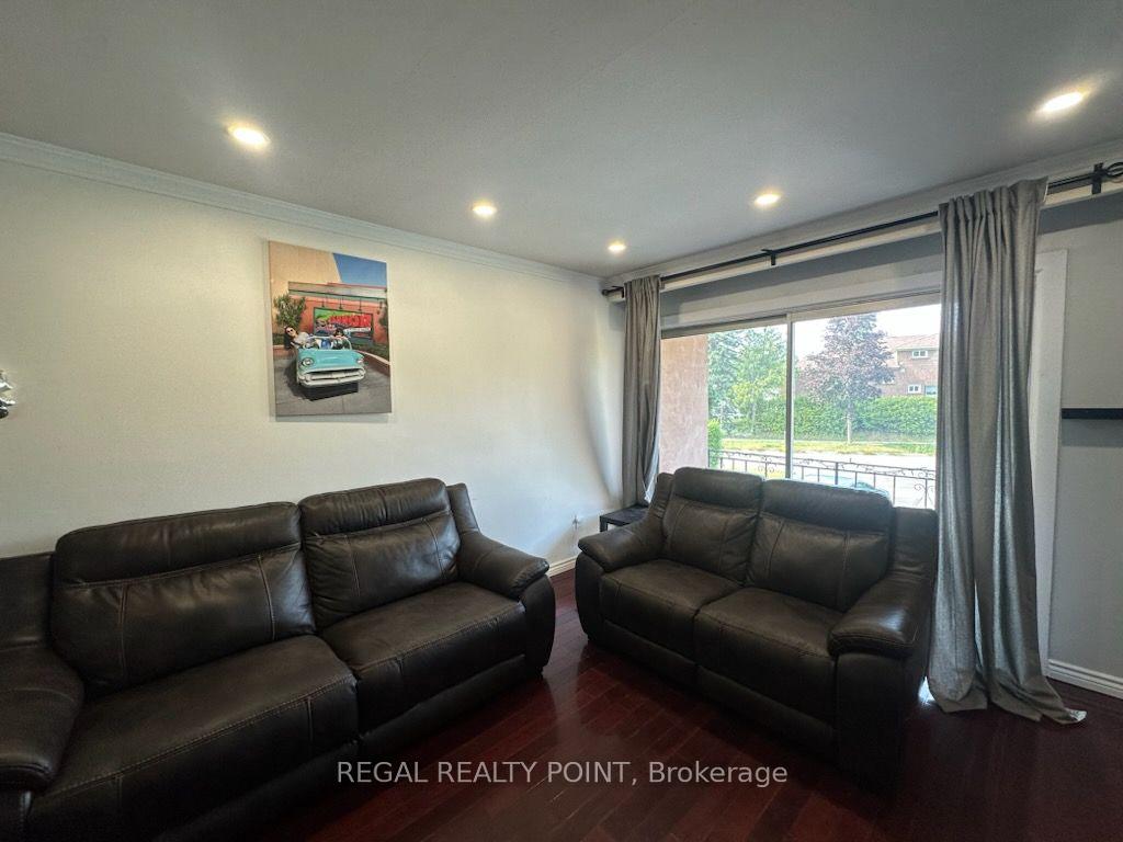Photo 5 of 6 Harrington Crescent, North York, Bayview Woods-Steeles — HOMEH