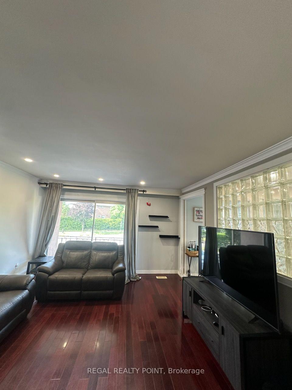 Photo 6 of 6 Harrington Crescent, North York, Bayview Woods-Steeles — HOMEH