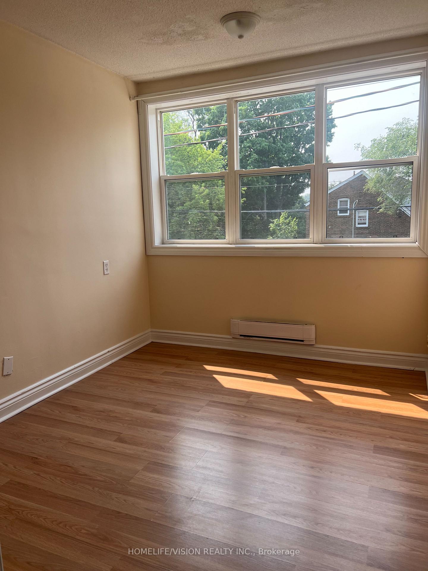 Photo 5 of Unit 1, 788 Eglinton Avenue E, Toronto, Leaside — HOMEH