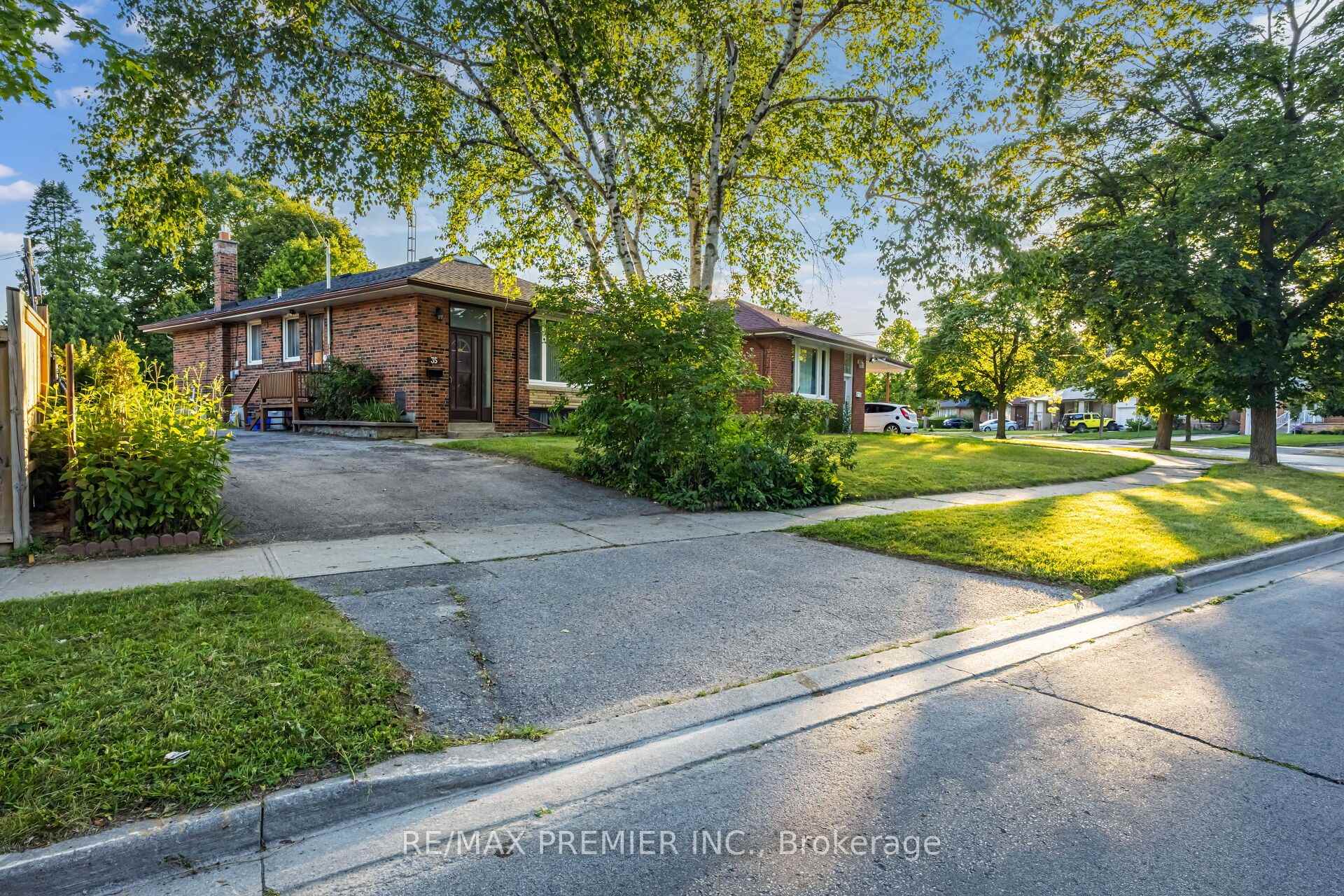 Photo 2 of 35 Barkwin Drive, Etobicoke, Thistletown-Beaumonde Heights — HOMEH