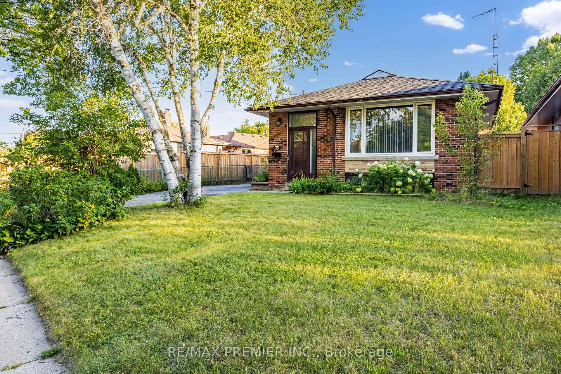 Photo 4 of 35 Barkwin Drive, Etobicoke, Thistletown-Beaumonde Heights — HOMEH
