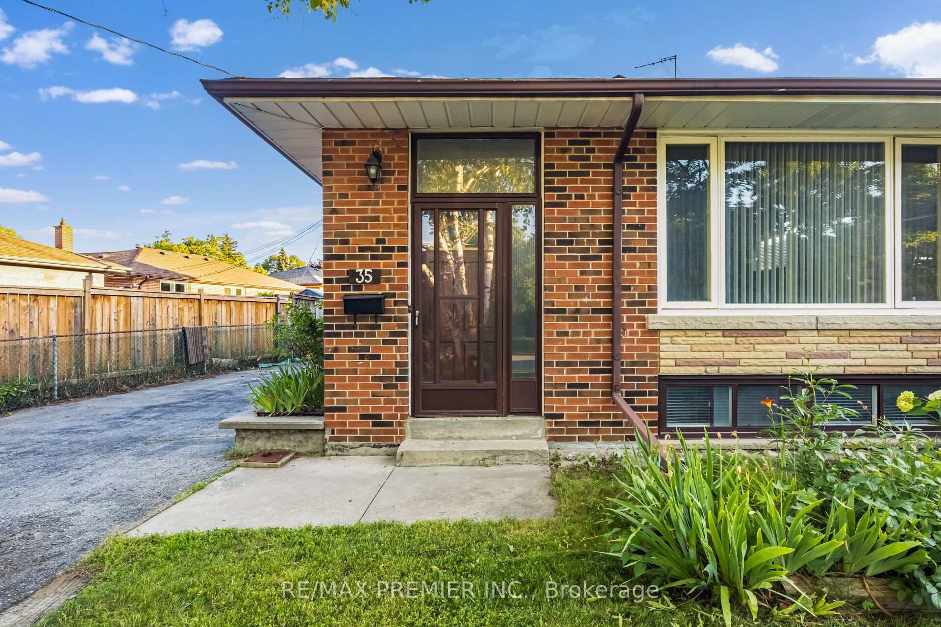 Photo 5 of 35 Barkwin Drive, Etobicoke, Thistletown-Beaumonde Heights — HOMEH