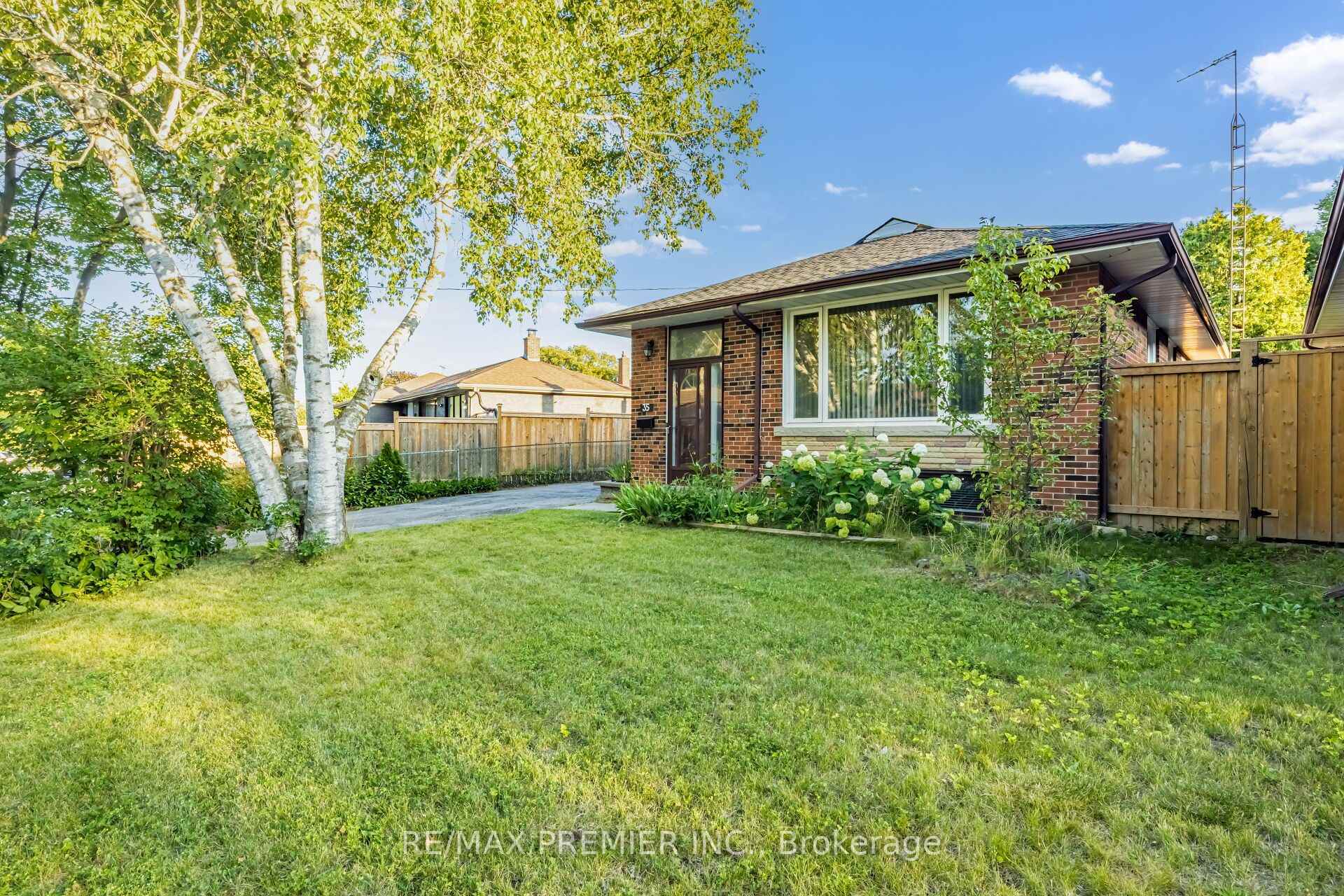 Photo 6 of 35 Barkwin Drive, Etobicoke, Thistletown-Beaumonde Heights — HOMEH
