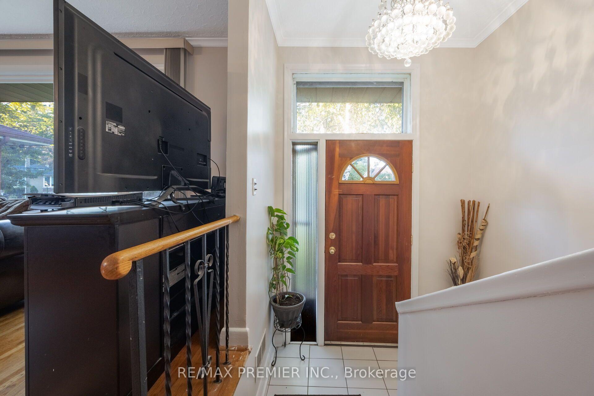 Photo 8 of 35 Barkwin Drive, Etobicoke, Thistletown-Beaumonde Heights — HOMEH