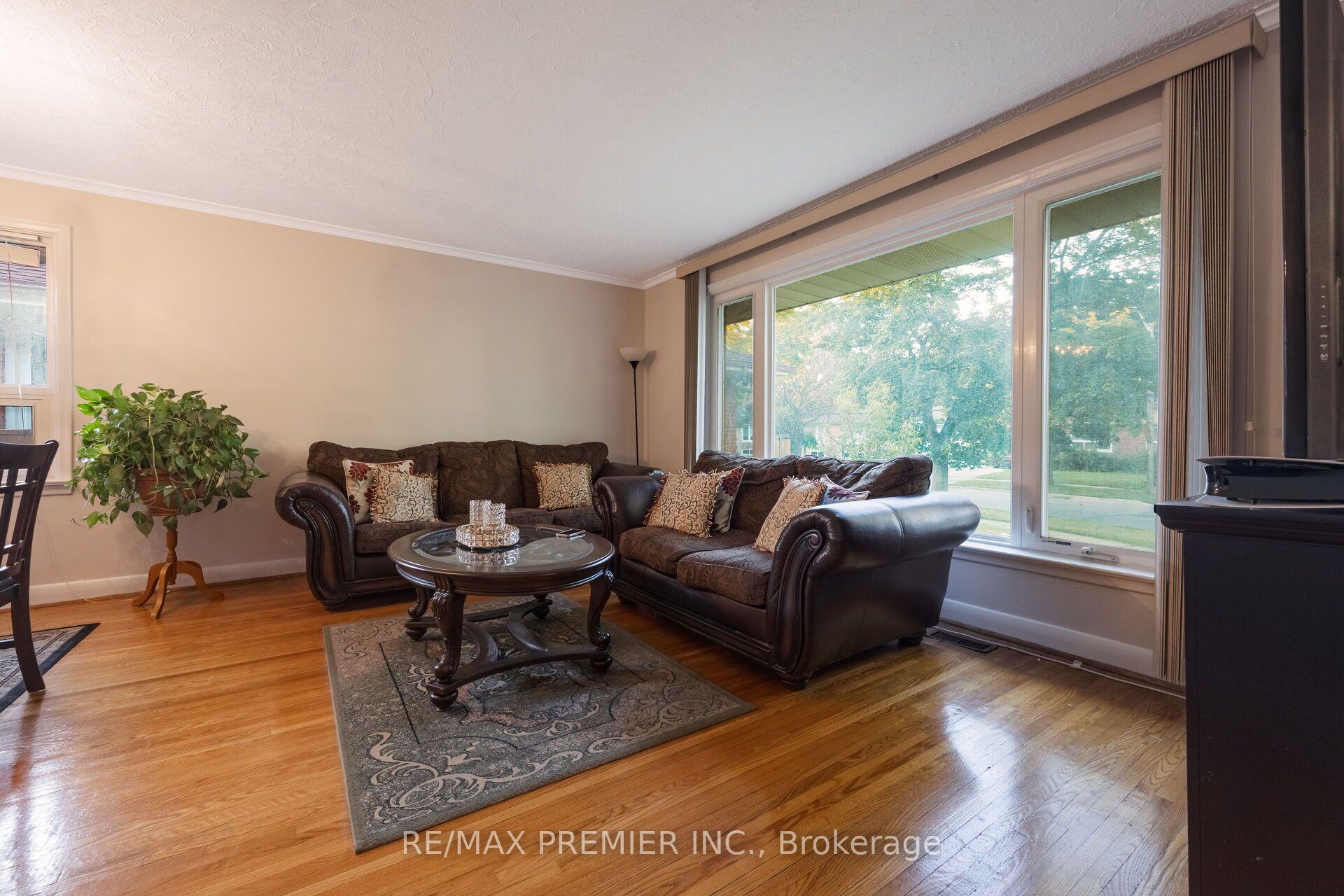 Photo 9 of 35 Barkwin Drive, Etobicoke, Thistletown-Beaumonde Heights — HOMEH