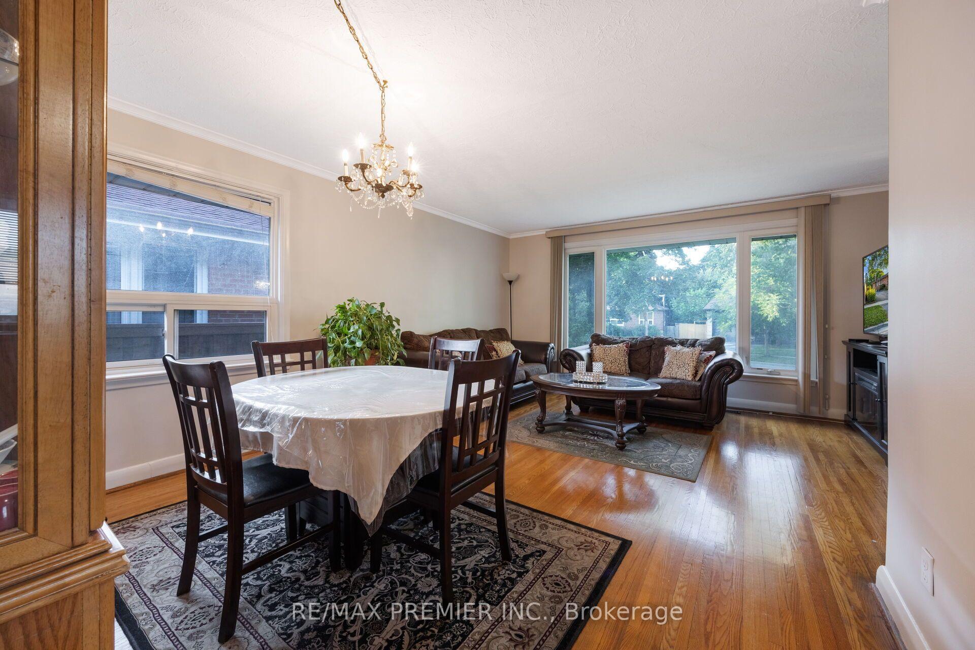 Photo 10 of 35 Barkwin Drive, Etobicoke, Thistletown-Beaumonde Heights — HOMEH