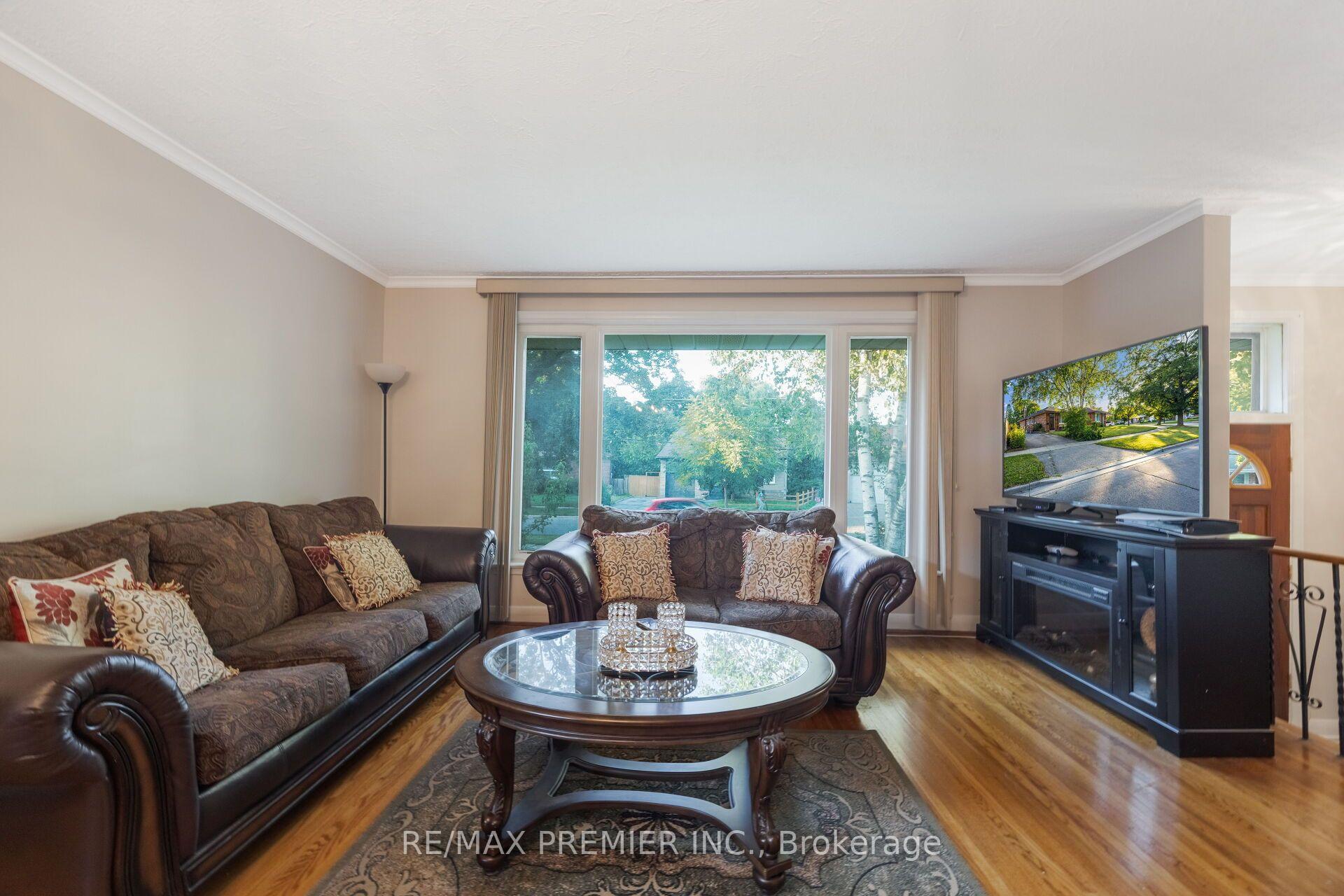 Photo 11 of 35 Barkwin Drive, Etobicoke, Thistletown-Beaumonde Heights — HOMEH
