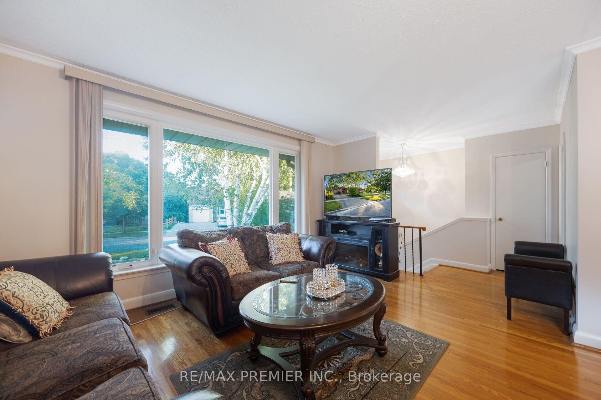 Photo 12 of 35 Barkwin Drive, Etobicoke, Thistletown-Beaumonde Heights — HOMEH