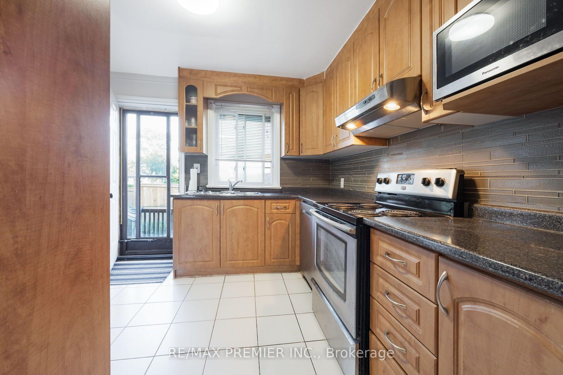 Photo 16 of 35 Barkwin Drive, Etobicoke, Thistletown-Beaumonde Heights — HOMEH
