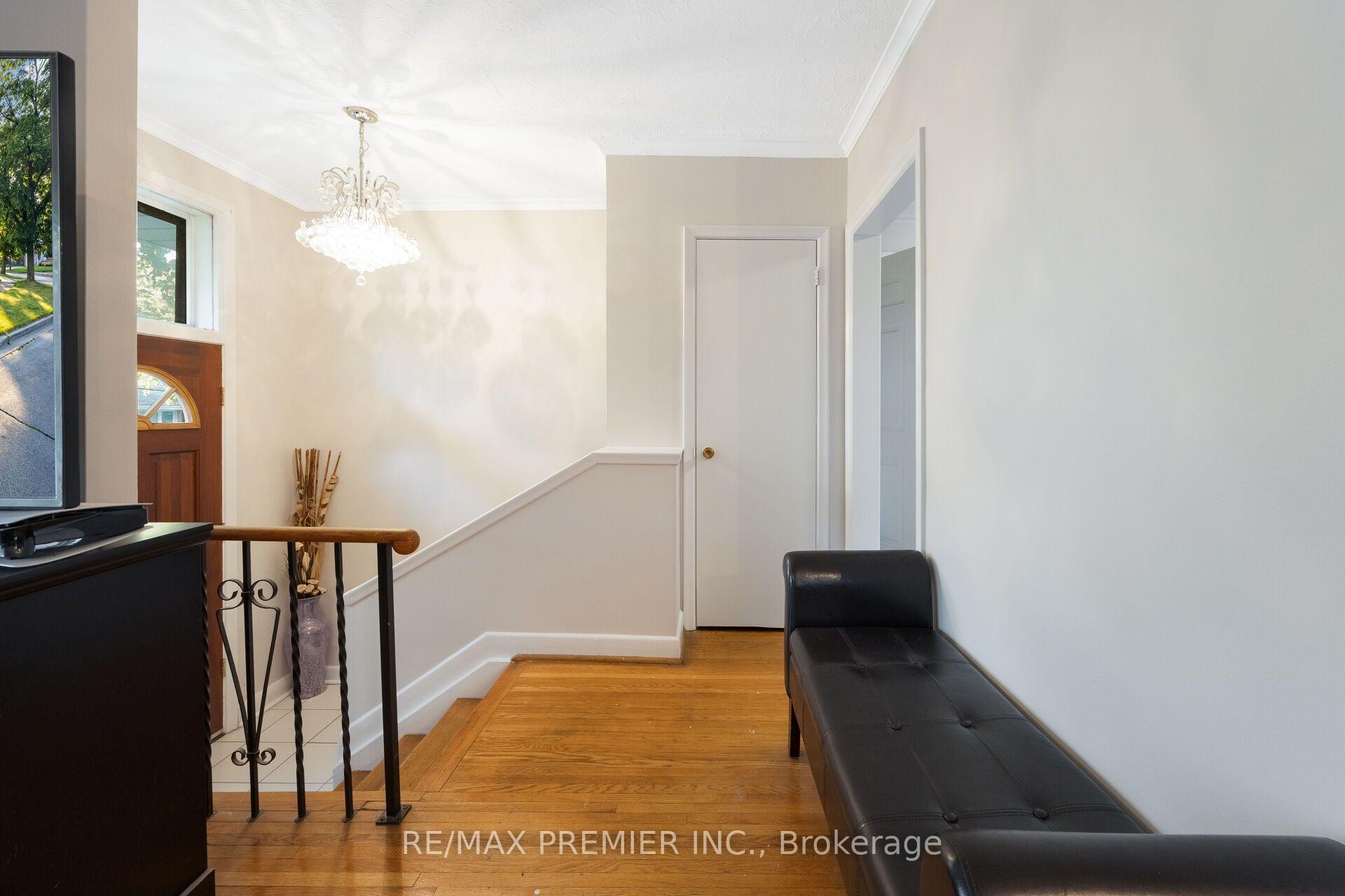 Photo 17 of 35 Barkwin Drive, Etobicoke, Thistletown-Beaumonde Heights — HOMEH