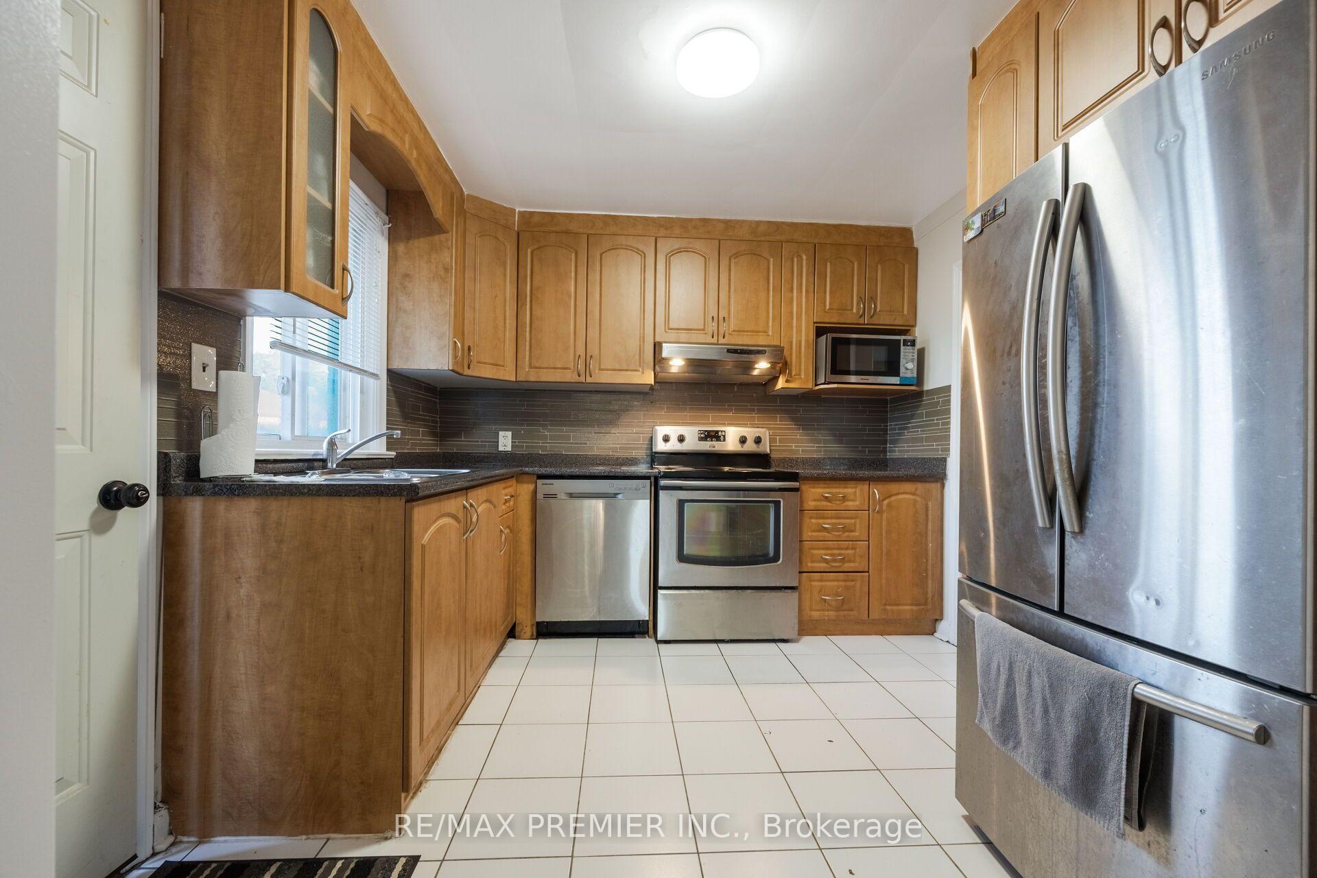 Photo 18 of 35 Barkwin Drive, Etobicoke, Thistletown-Beaumonde Heights — HOMEH