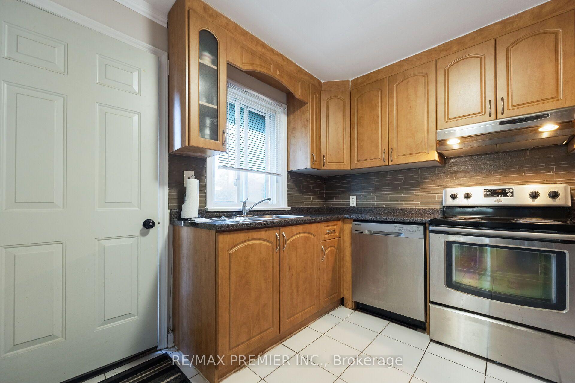 Photo 19 of 35 Barkwin Drive, Etobicoke, Thistletown-Beaumonde Heights — HOMEH