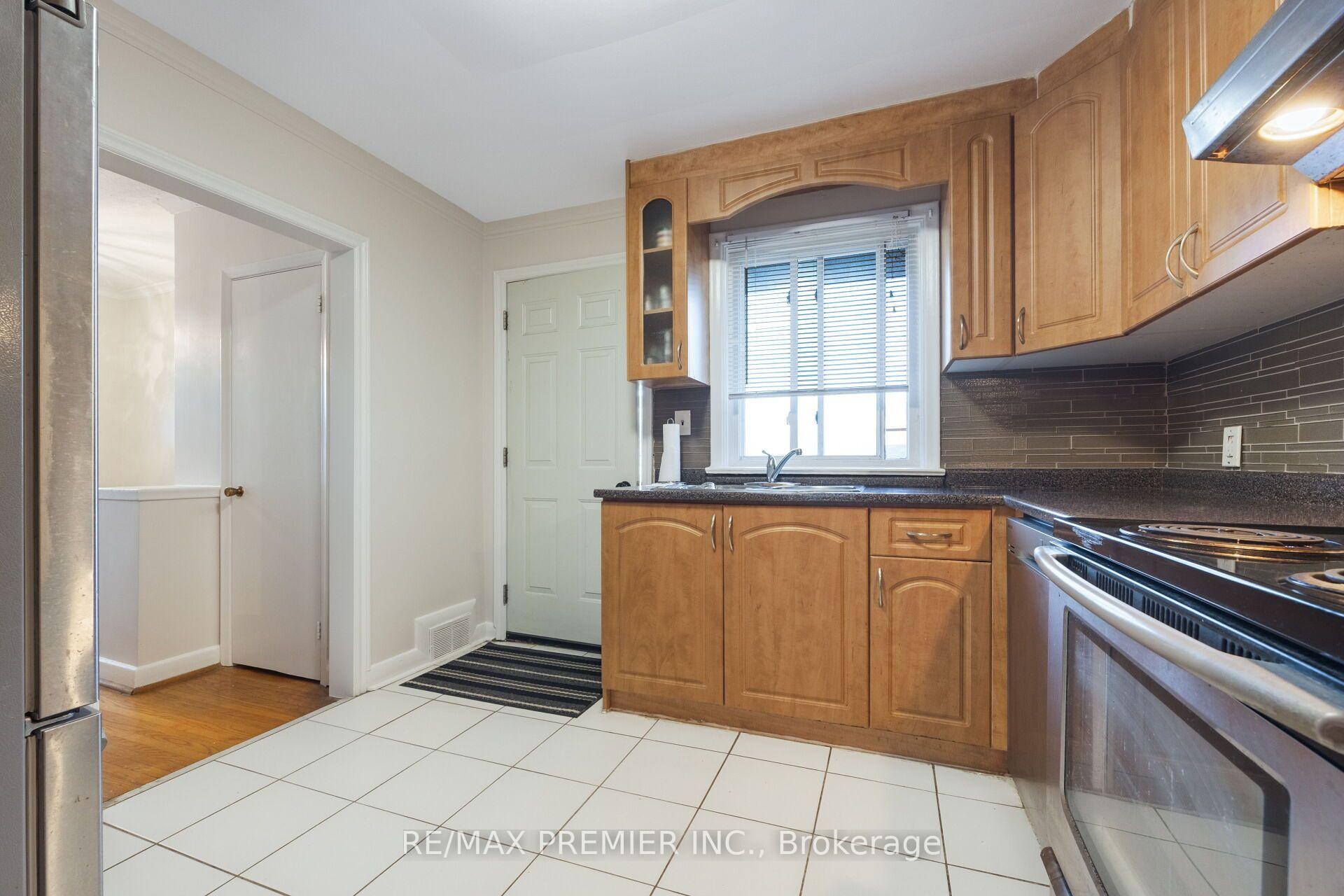 Photo 21 of 35 Barkwin Drive, Etobicoke, Thistletown-Beaumonde Heights — HOMEH
