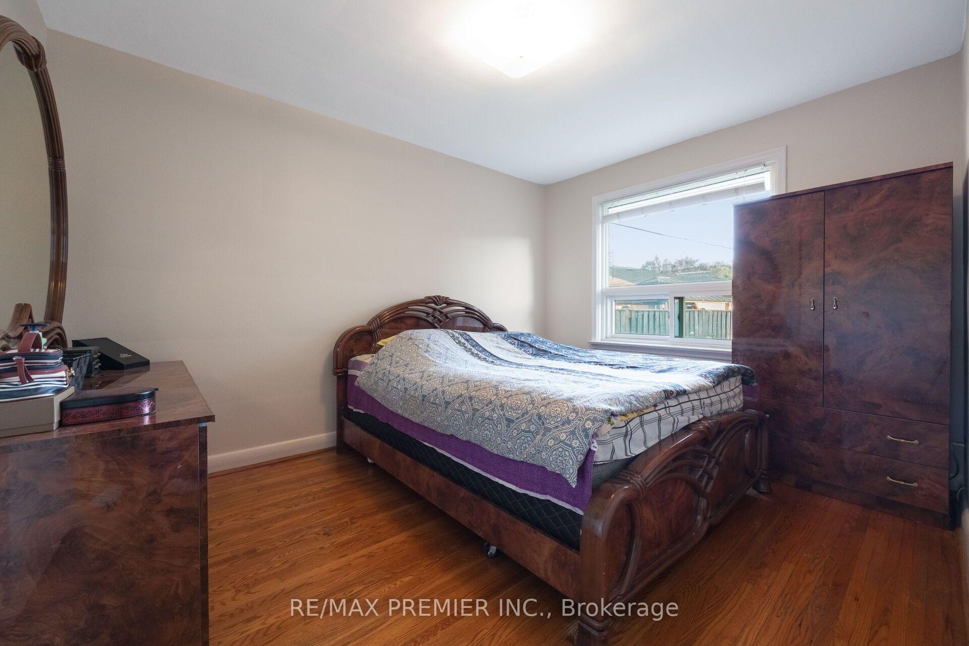Photo 23 of 35 Barkwin Drive, Etobicoke, Thistletown-Beaumonde Heights — HOMEH
