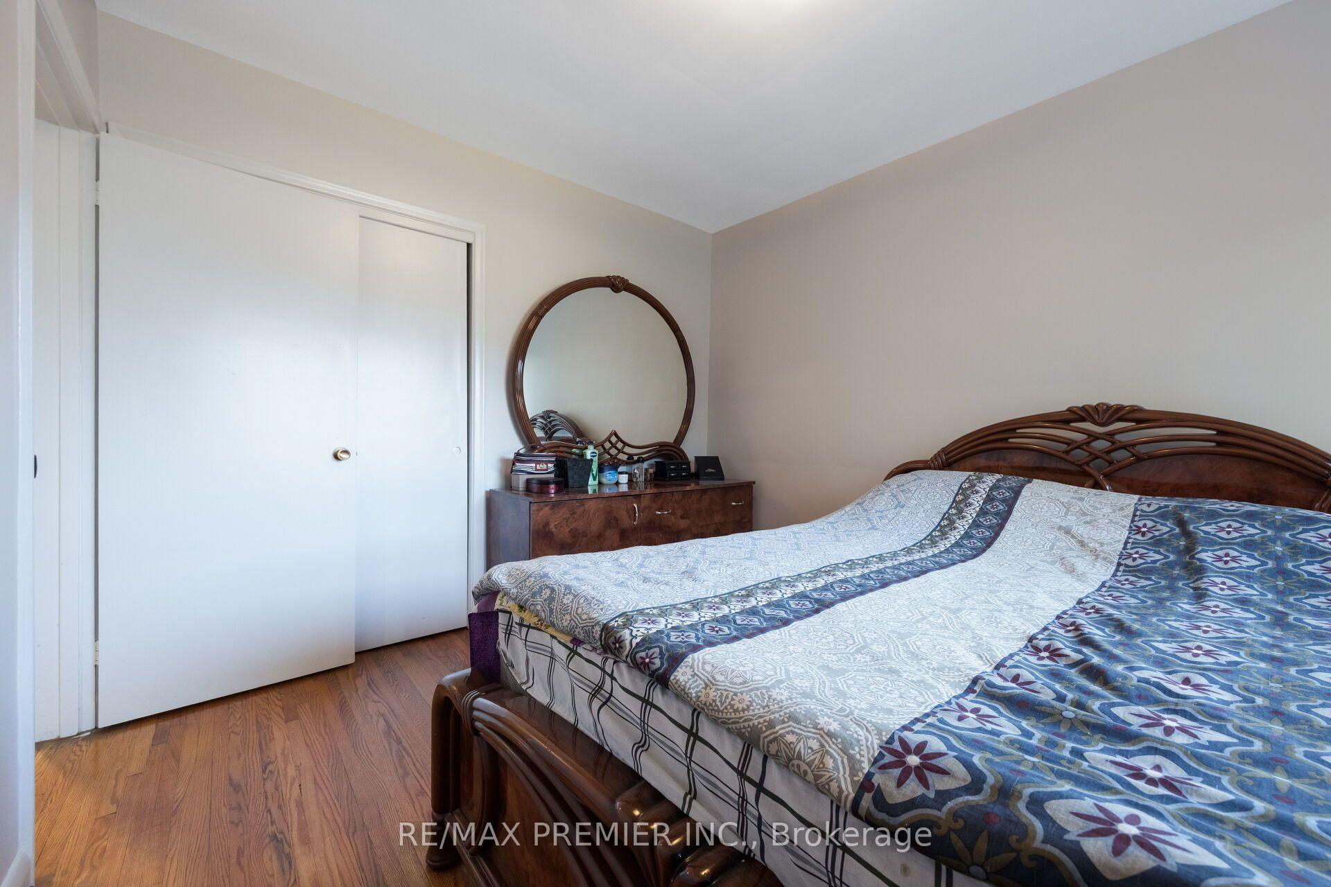 Photo 24 of 35 Barkwin Drive, Etobicoke, Thistletown-Beaumonde Heights — HOMEH