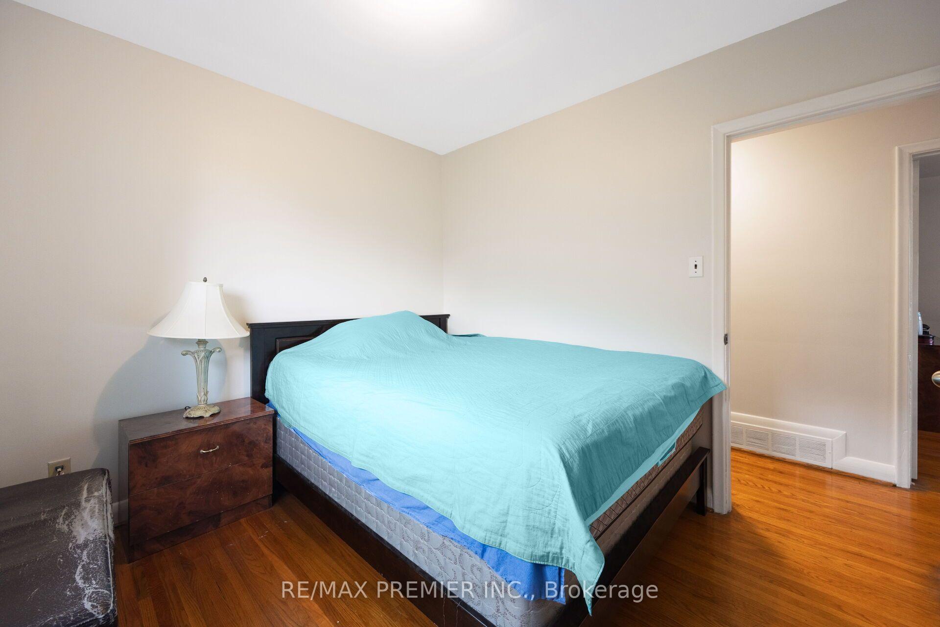 Photo 26 of 35 Barkwin Drive, Etobicoke, Thistletown-Beaumonde Heights — HOMEH