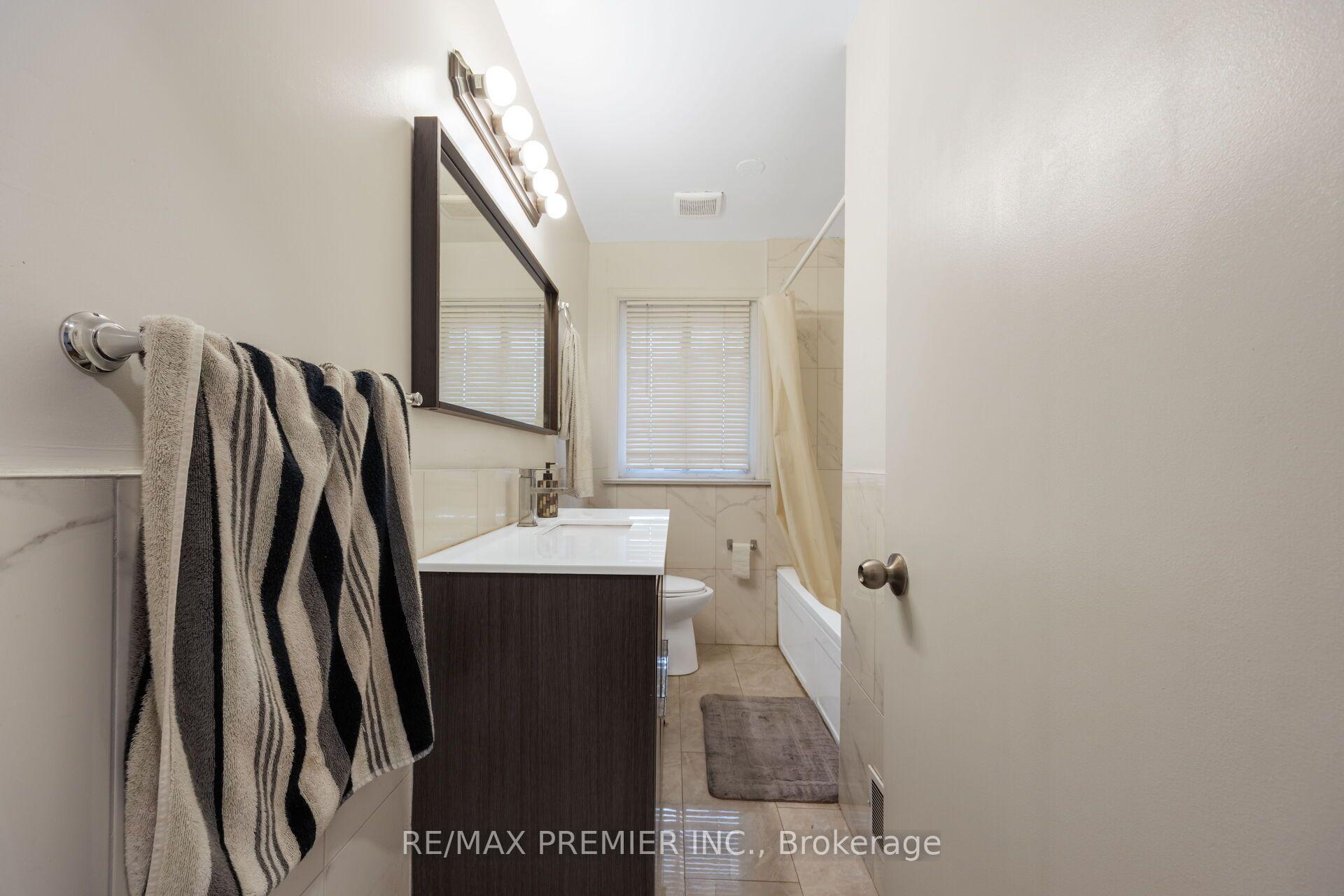 Photo 29 of 35 Barkwin Drive, Etobicoke, Thistletown-Beaumonde Heights — HOMEH