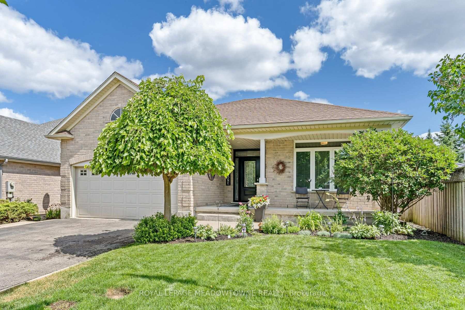 Photo 2 of 17 Dawkins Crescent, Halton Hills, Acton — HOMEH